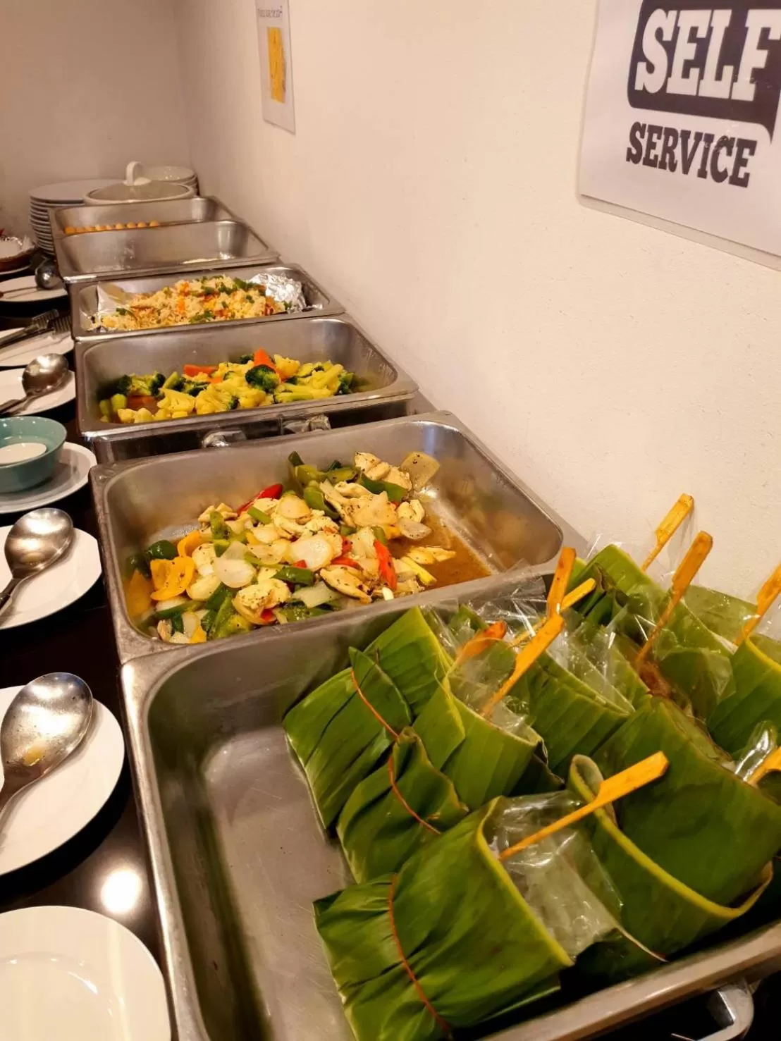 Restaurant/places to eat in Goldenbell Hotel Chiangmai