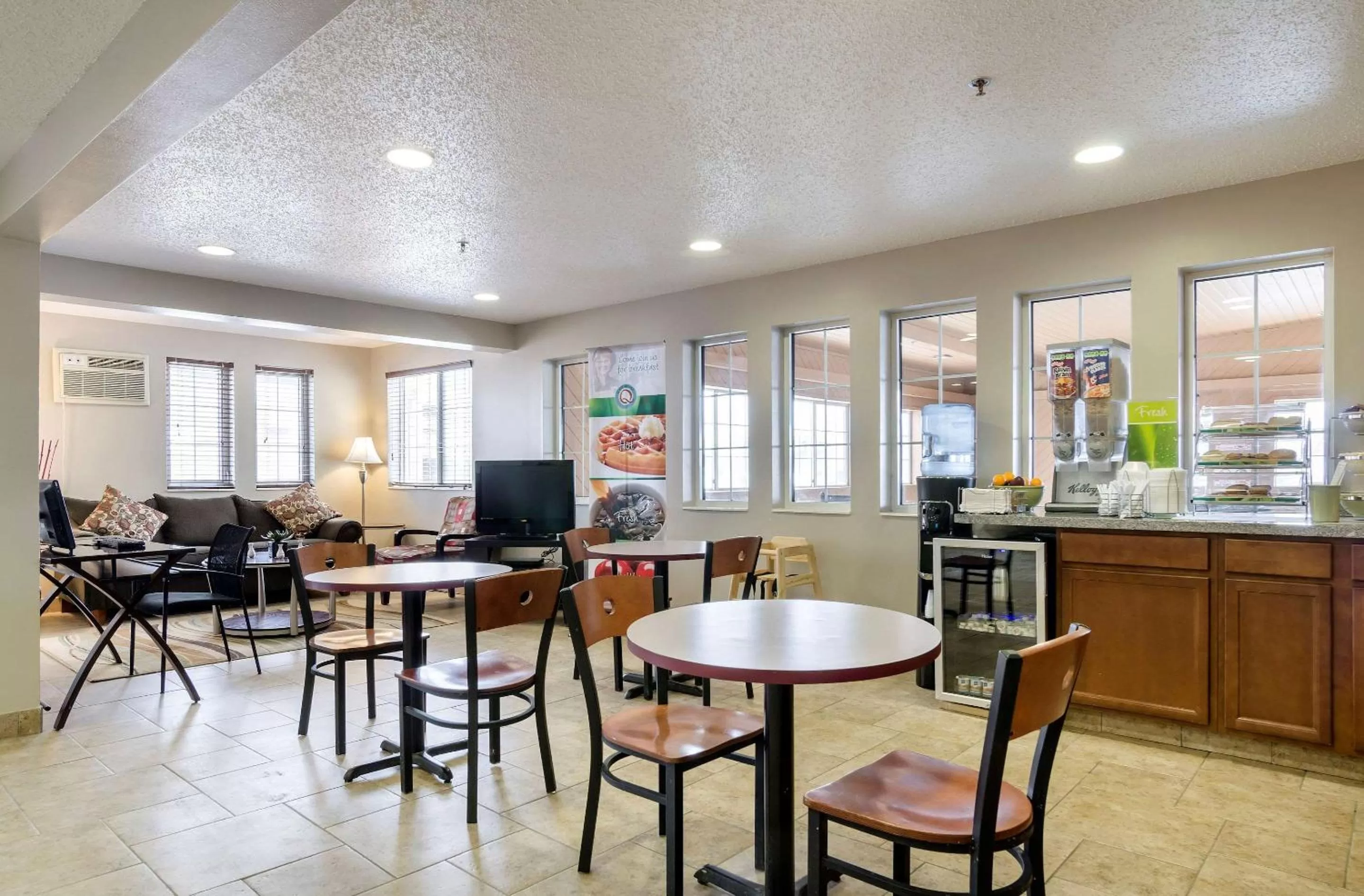 Restaurant/places to eat in Quality Inn Osceola