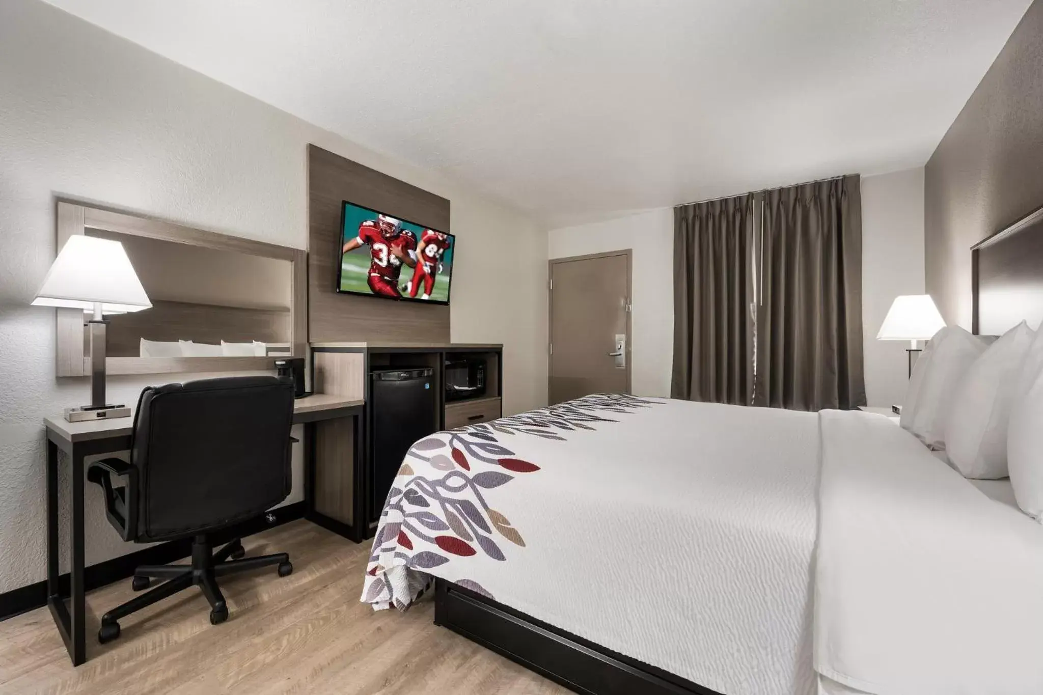 Photo of the whole room, Bed in Red Roof Inn Birmingham South Photo of the whole room, Bed in Red Roof Inn Birmingham South