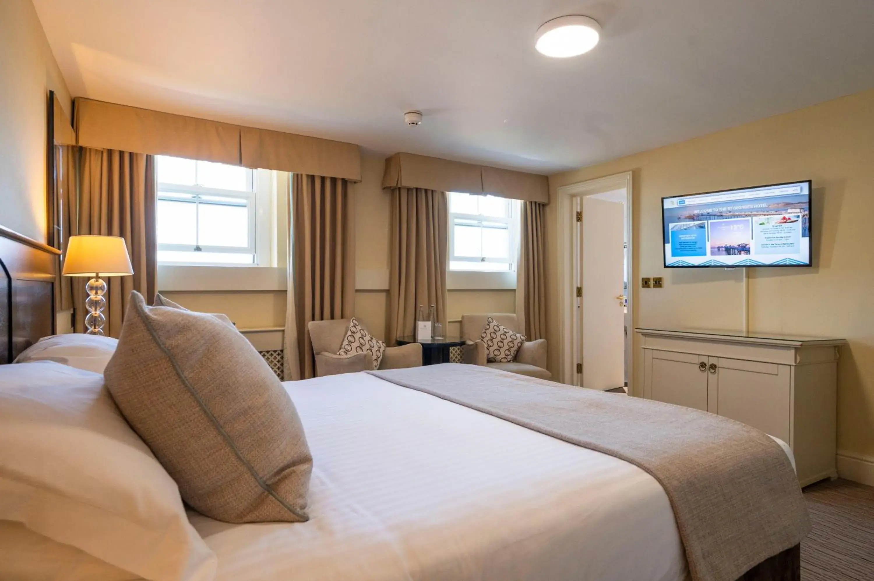Bed, TV/Entertainment Center in St George'S Hotel