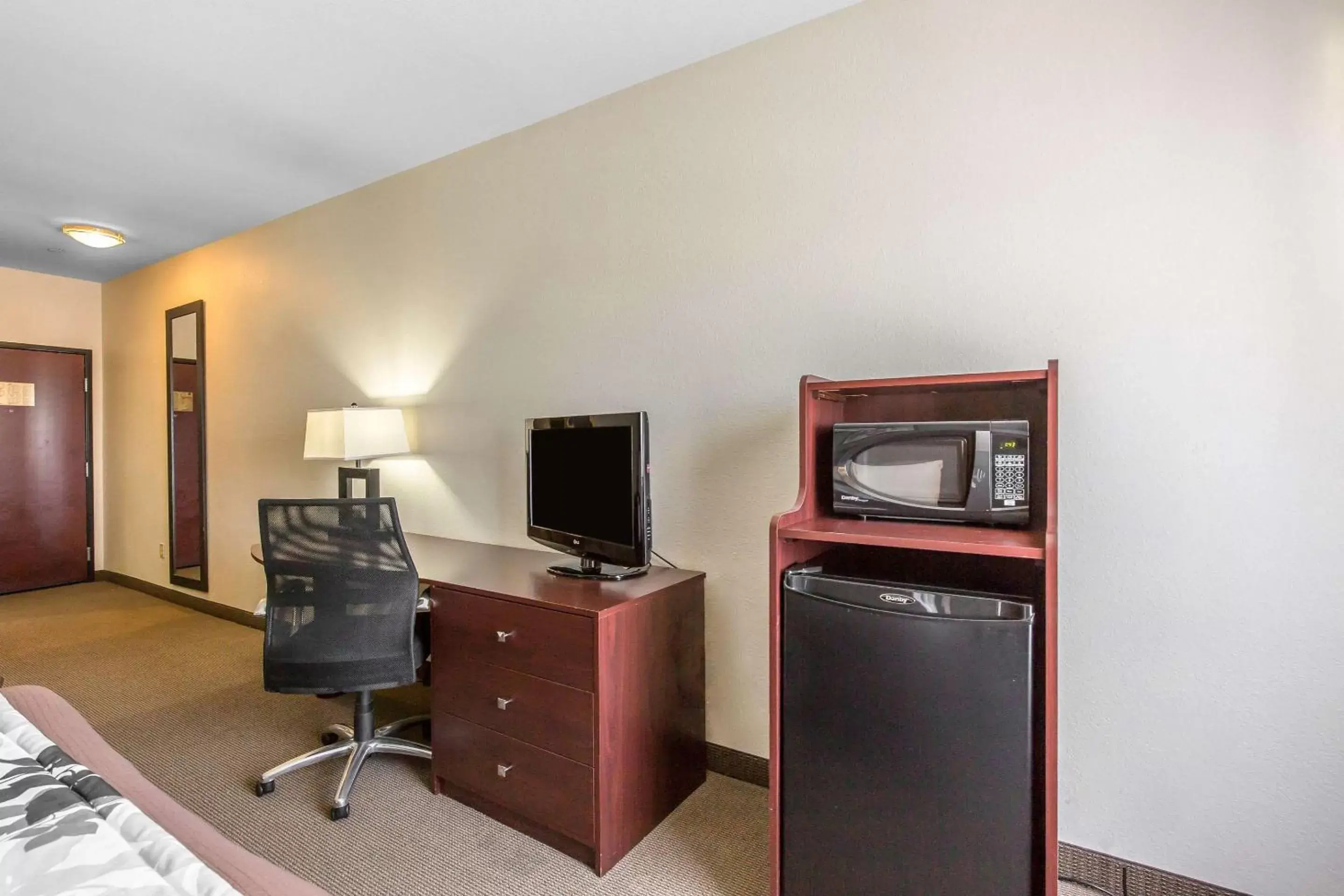 TV and multimedia, TV/Entertainment Center in Sleep Inn & Suites Bush Intercontinental - IAH East