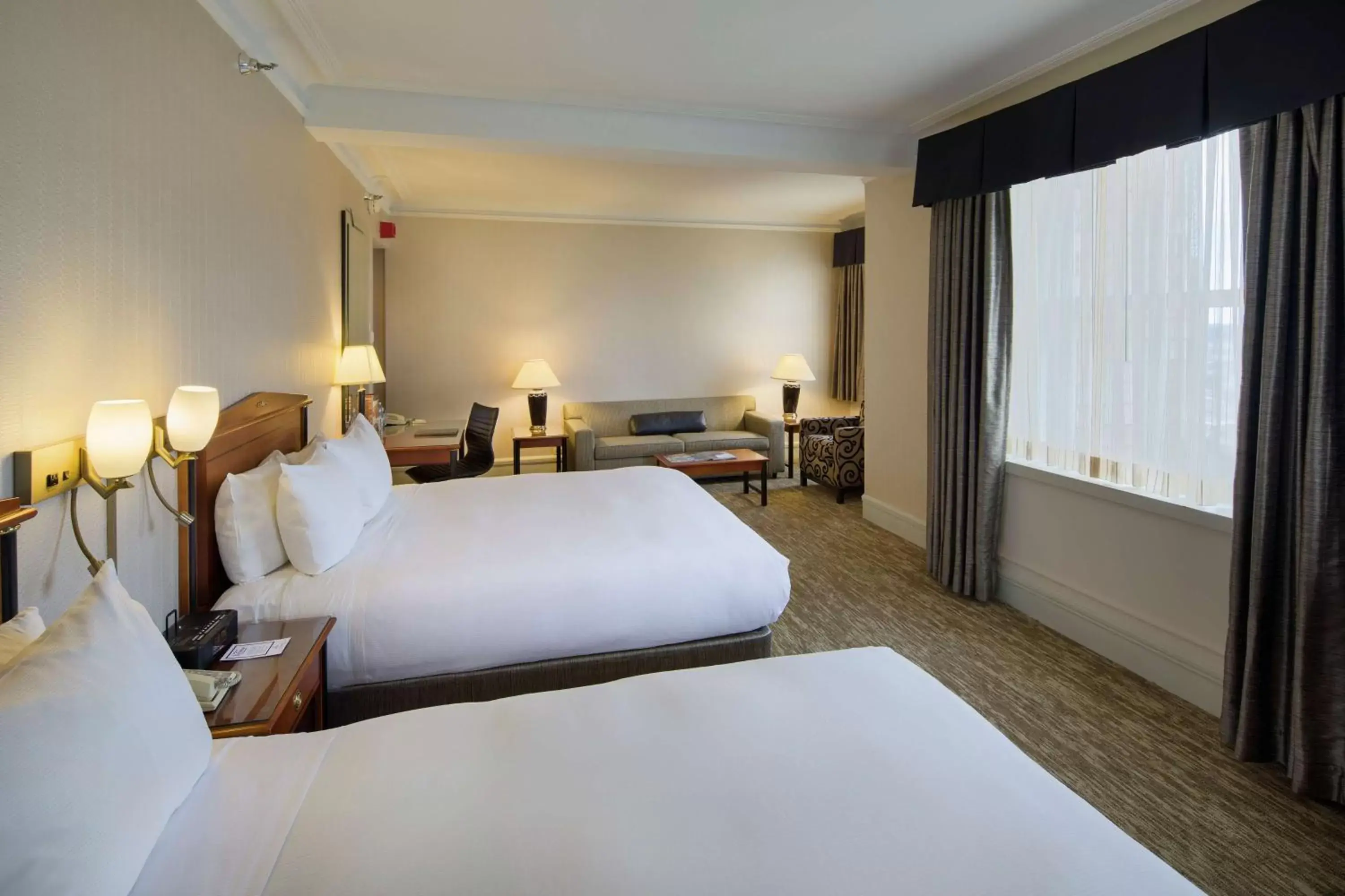 Bedroom, Bed in Hilton Cincinnati Netherland Plaza