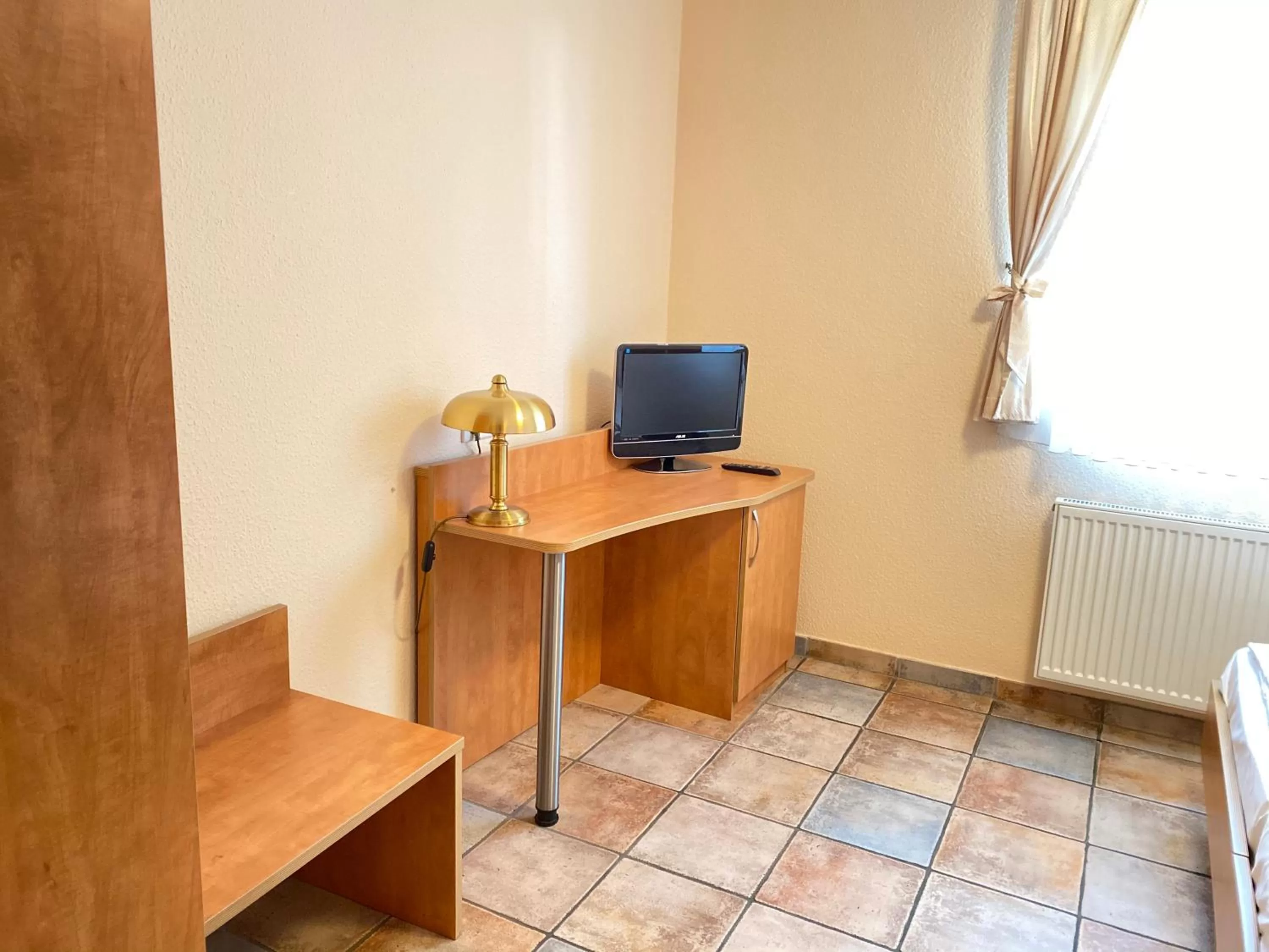 Communal lounge/ TV room in Vintage Hotel Köln Pulheim - Kostenlose Parkplätze