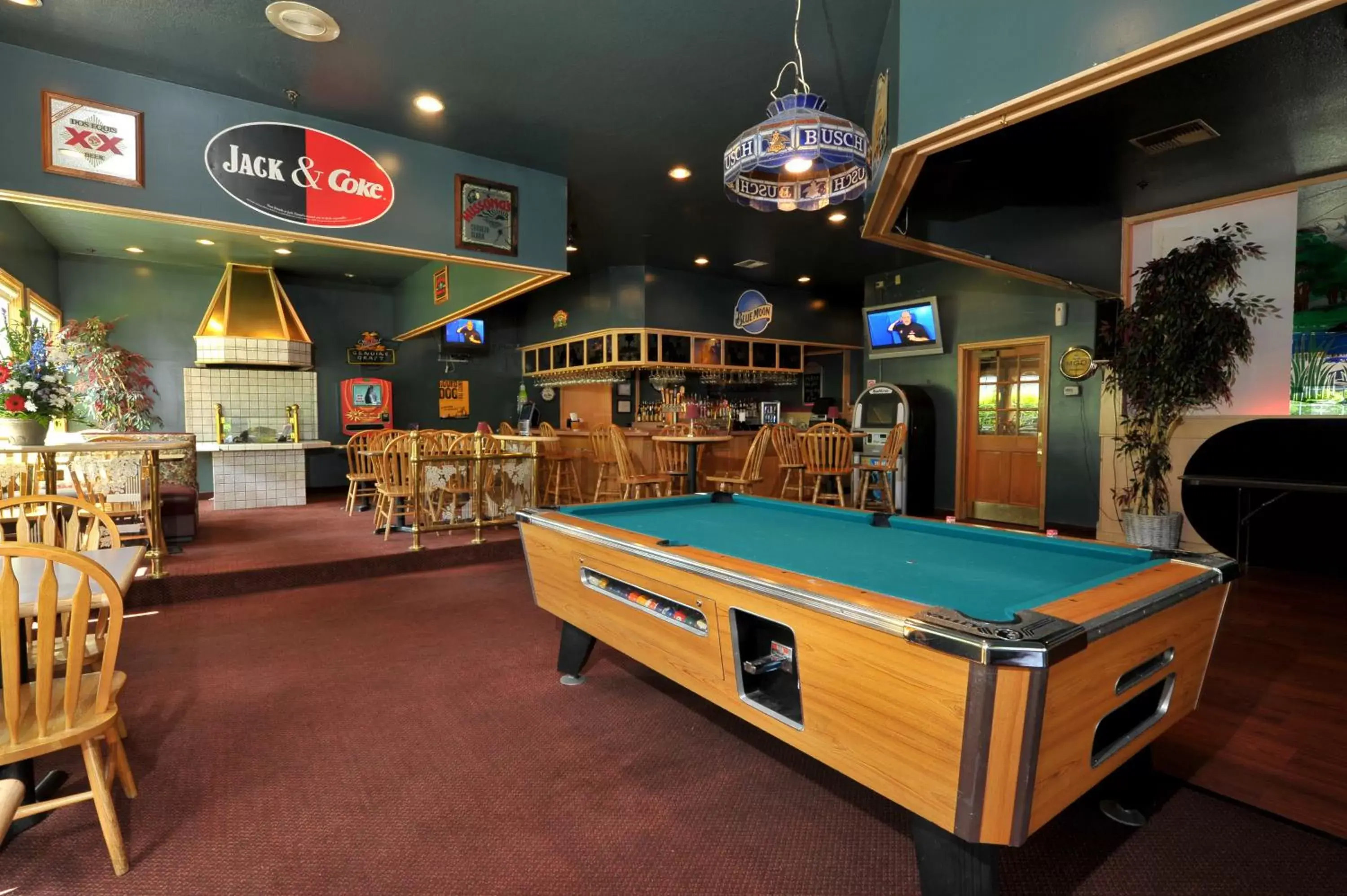 Restaurant/places to eat, Billiards in Shilo Inn Suites Hotel - Nampa Suites