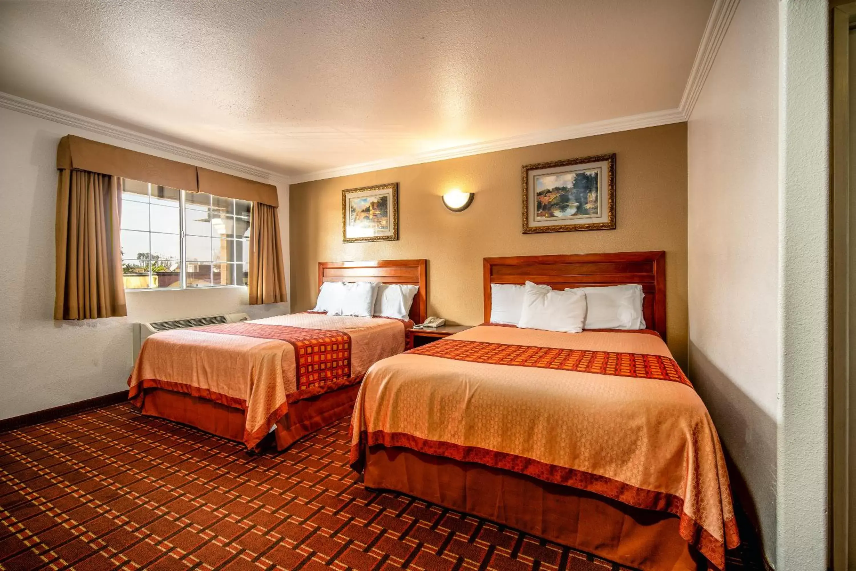 Bed in Regency Inn & Suites Downey