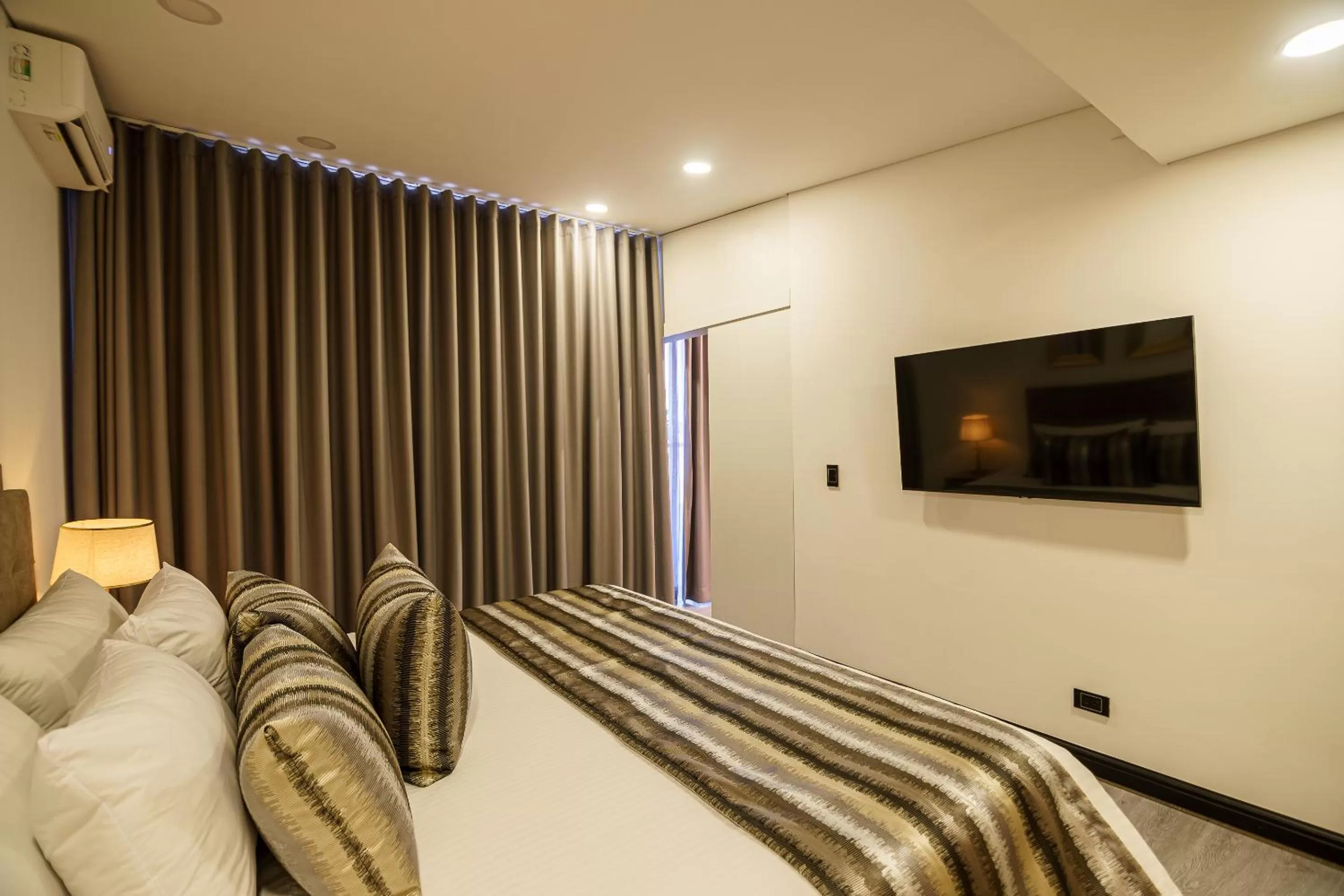 Bedroom, Bed in First Class Hotel