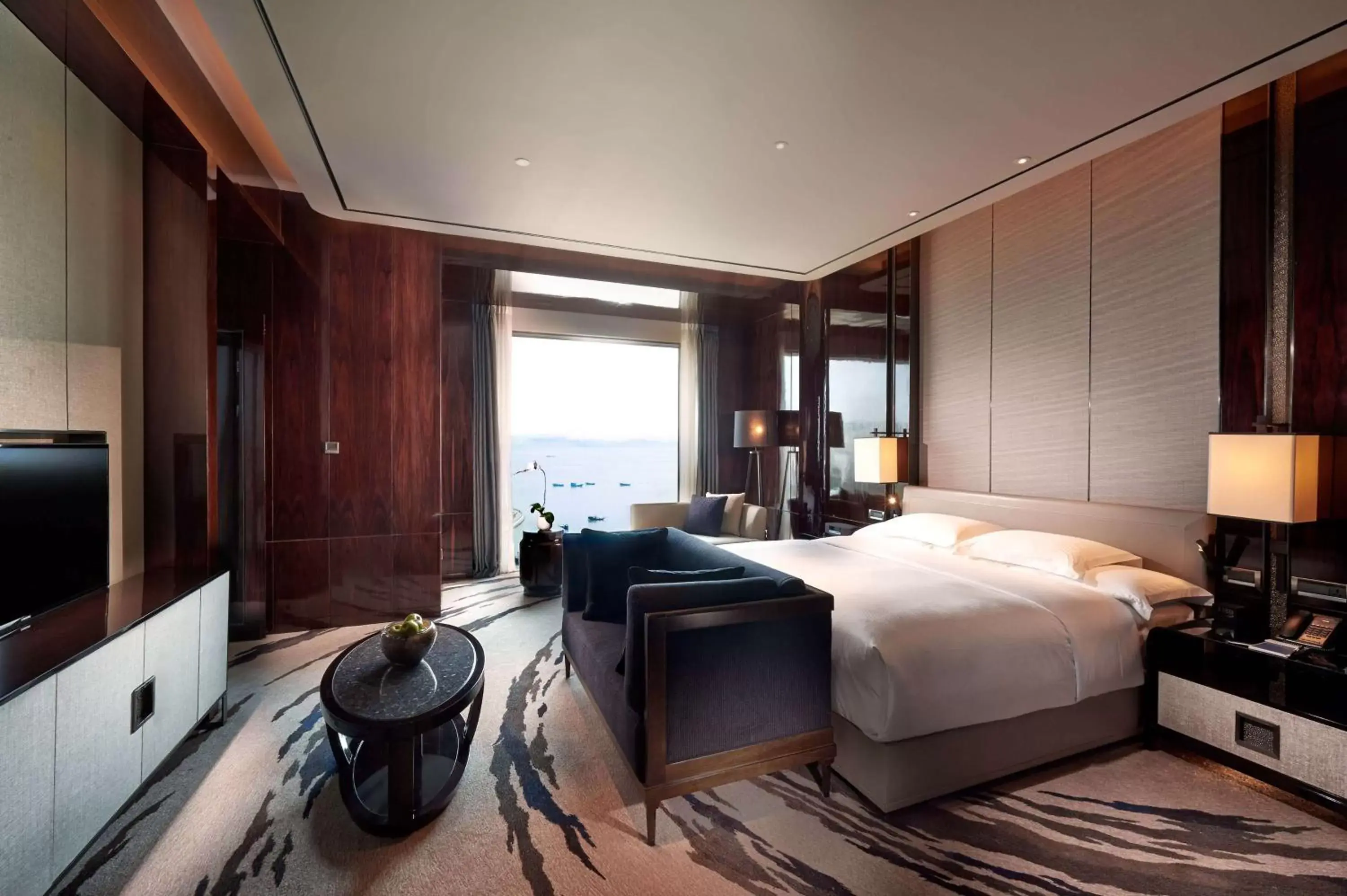 Bed in Hilton Shenzhen Shekou Nanhai