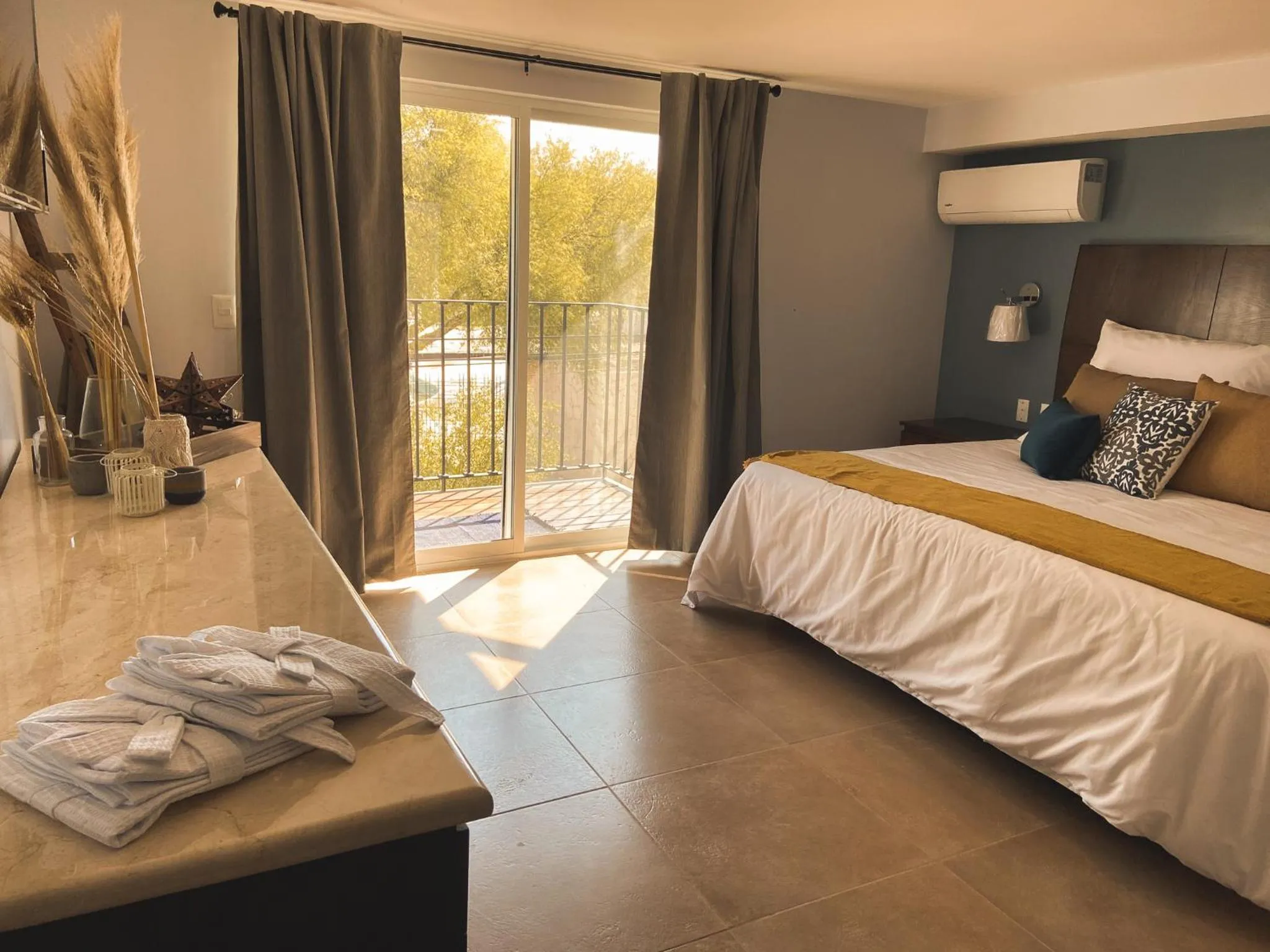 Balcony/Terrace, Bed in Saint George Hotel - Spa & Temazcal