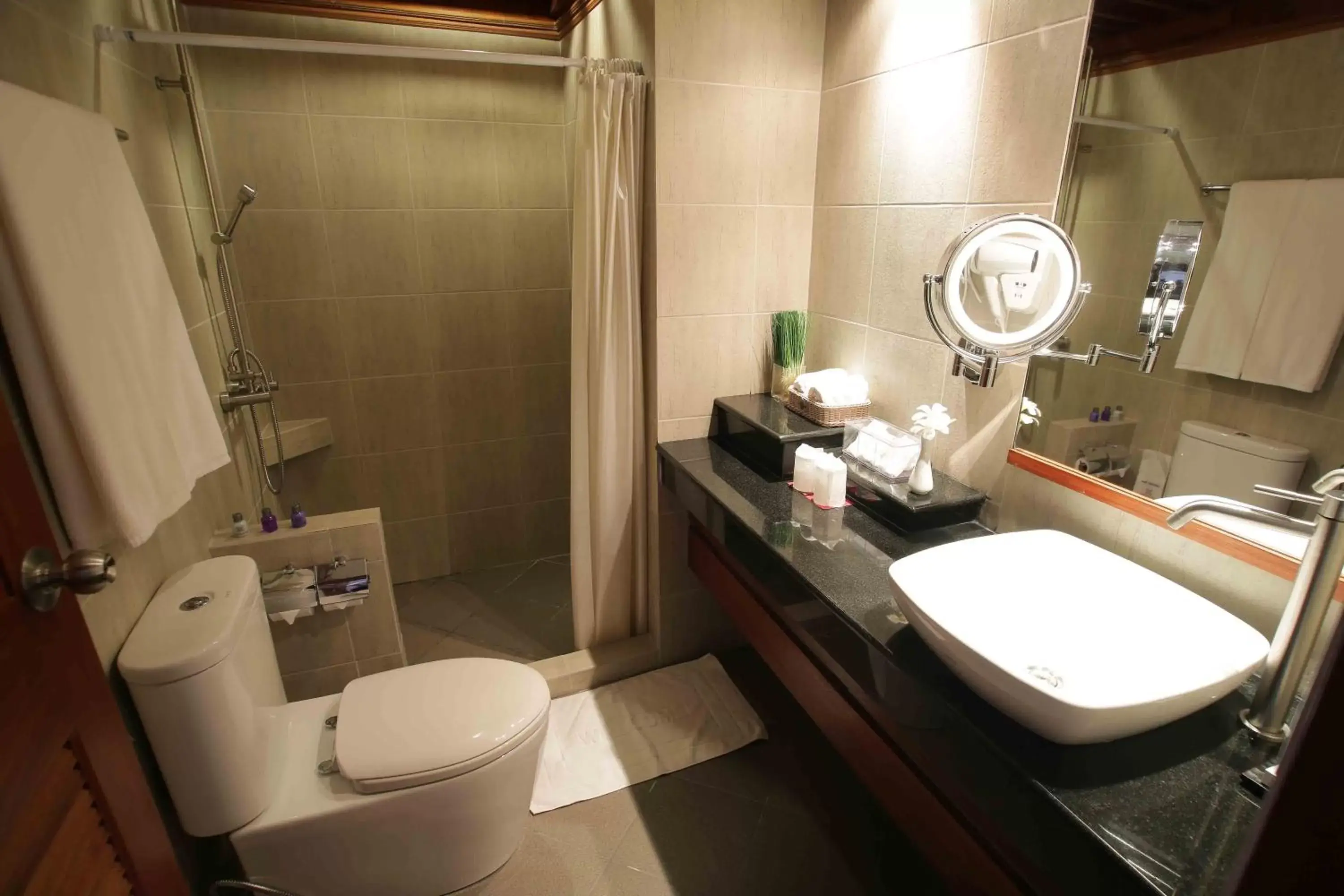 Shower, Bathroom in Tohsang Heritage Ubon Ratchathani Hotel