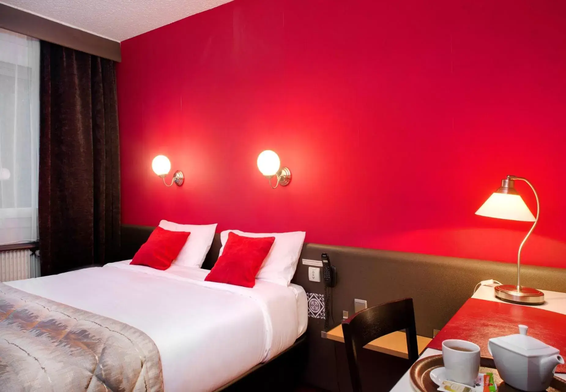 Photo of the whole room, Bed in Logis Hôtel du Midi - Saint Etienne Sud Photo of the whole room, Bed in Logis Hôtel du Midi - Saint Etienne Sud