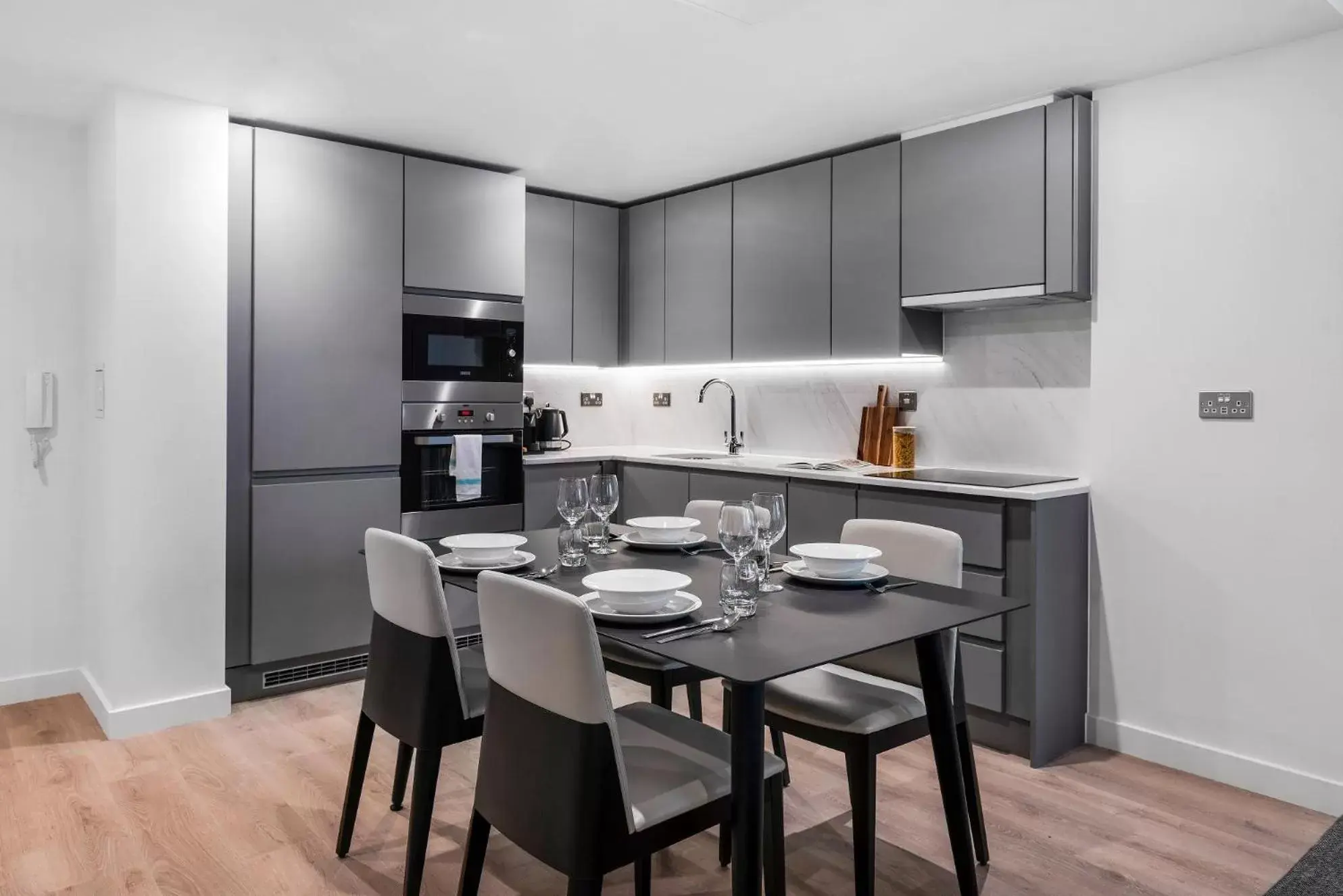 Kitchen or kitchenette, Dining Area in CitySuites Two Aparthotel