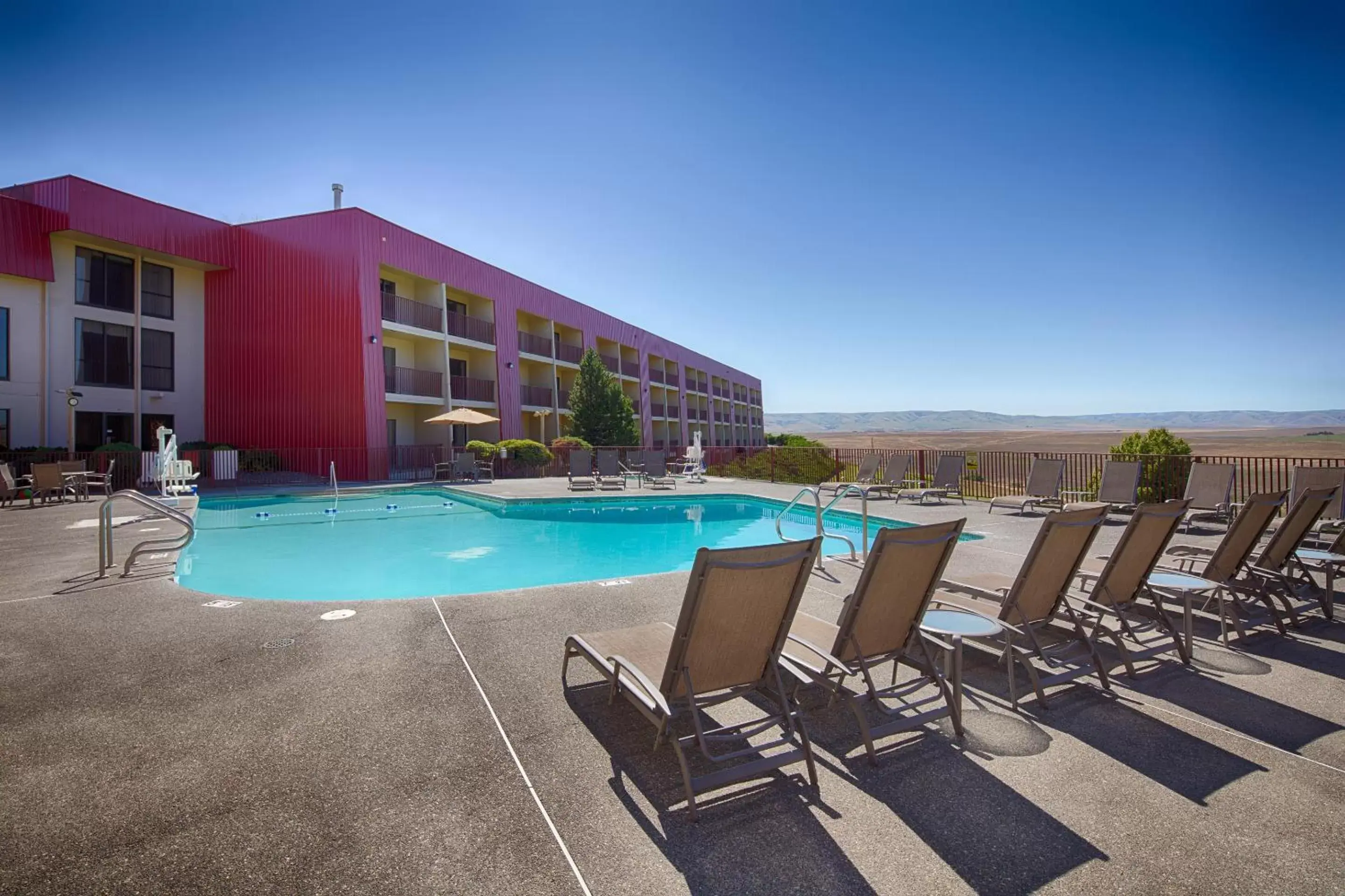 Swimming pool, Property Building in Red Lion Hotel Pendleton