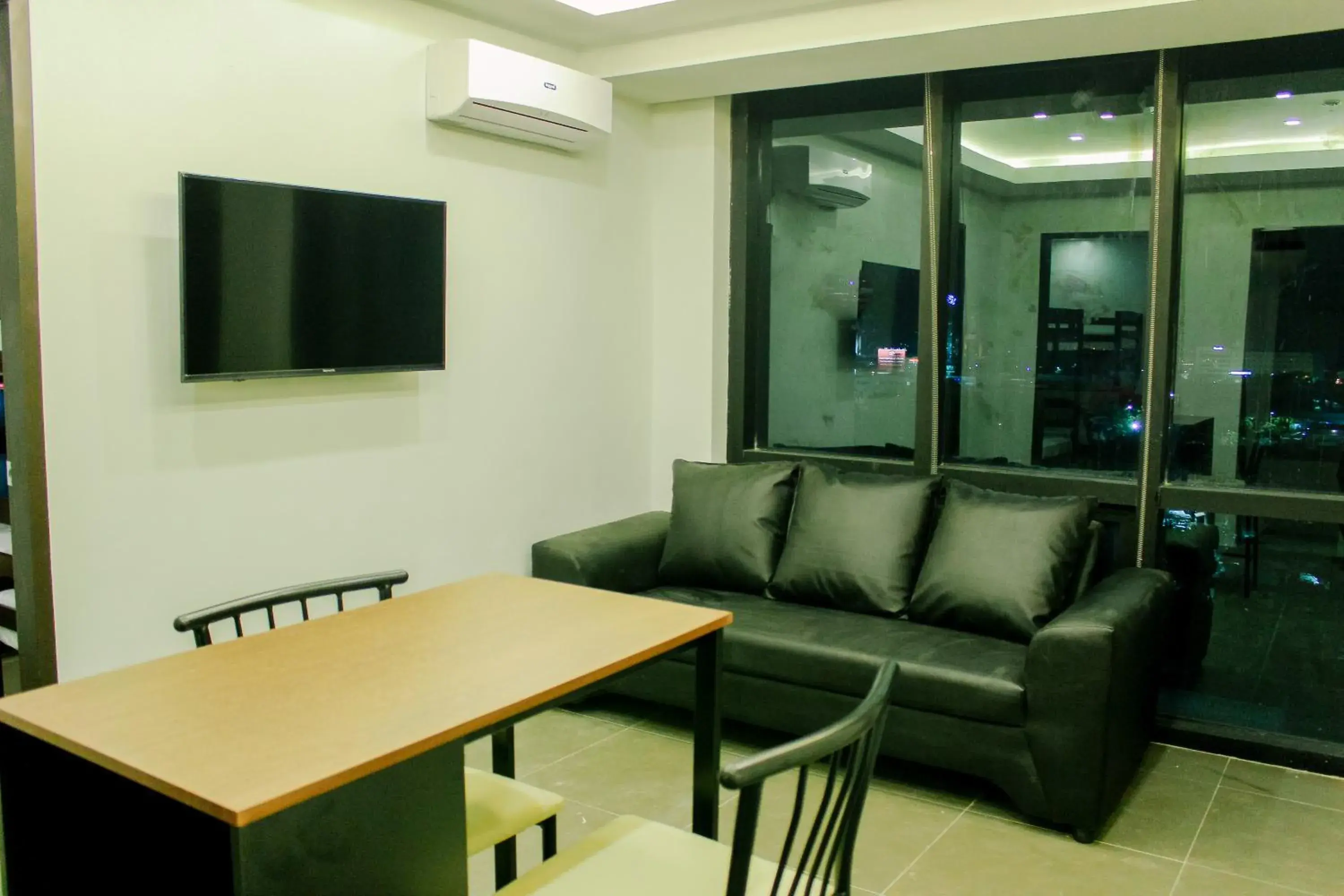 Communal lounge/ TV room, Seating Area in Mabolo Royal Hotel