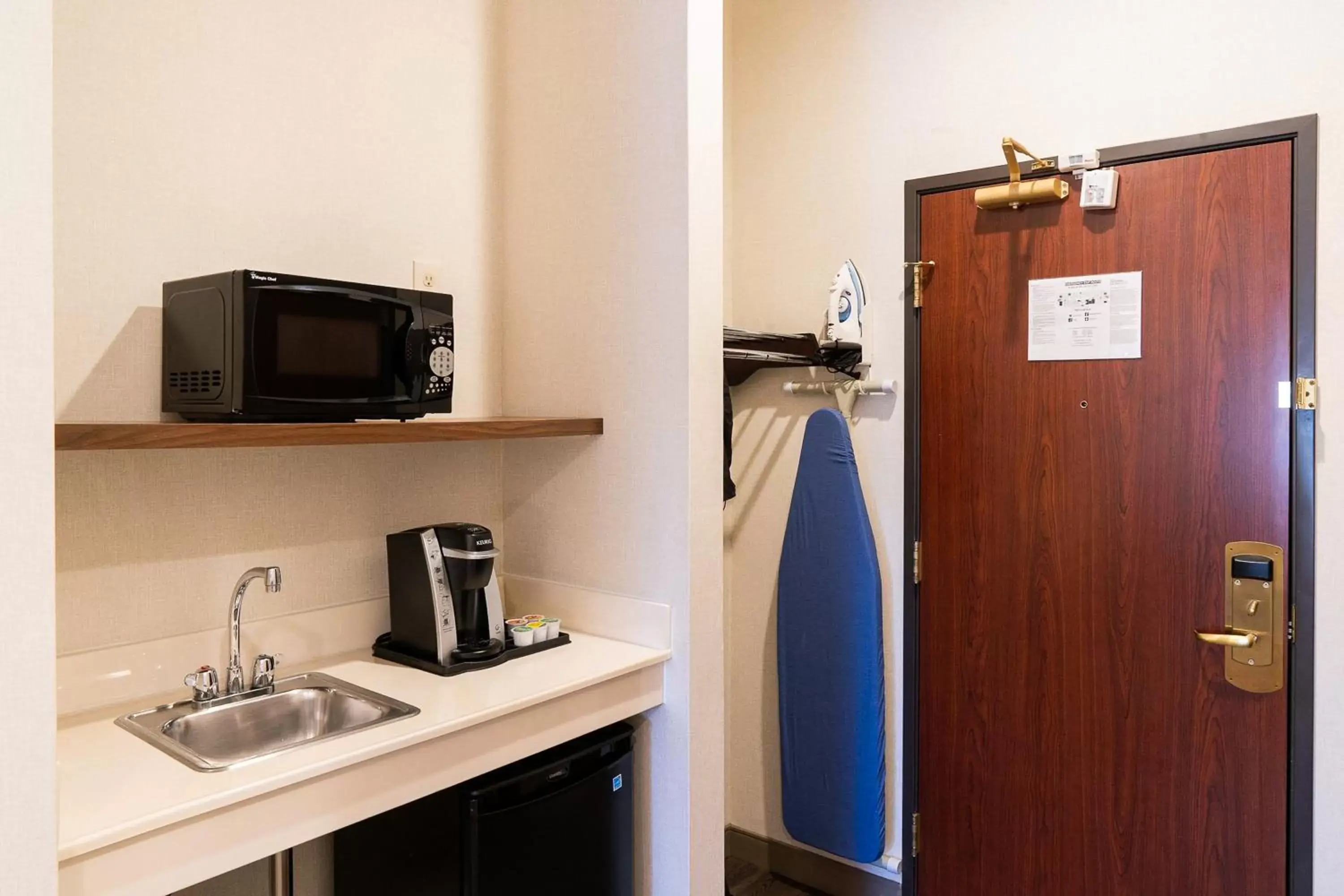 Photo of the whole room, Kitchen/Kitchenette in Holiday Inn Express Davis-University Area, an IHG Hotel