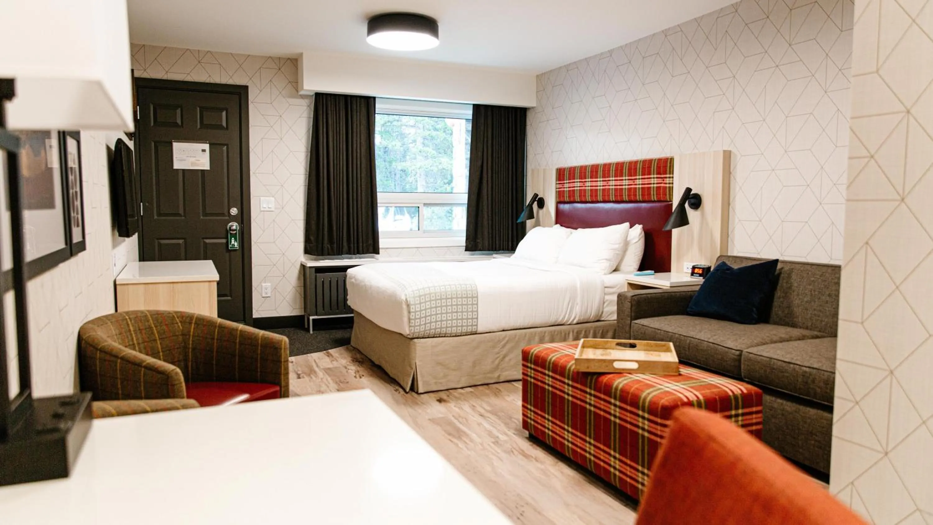 Living room, Bed in Mountaineer Lodge