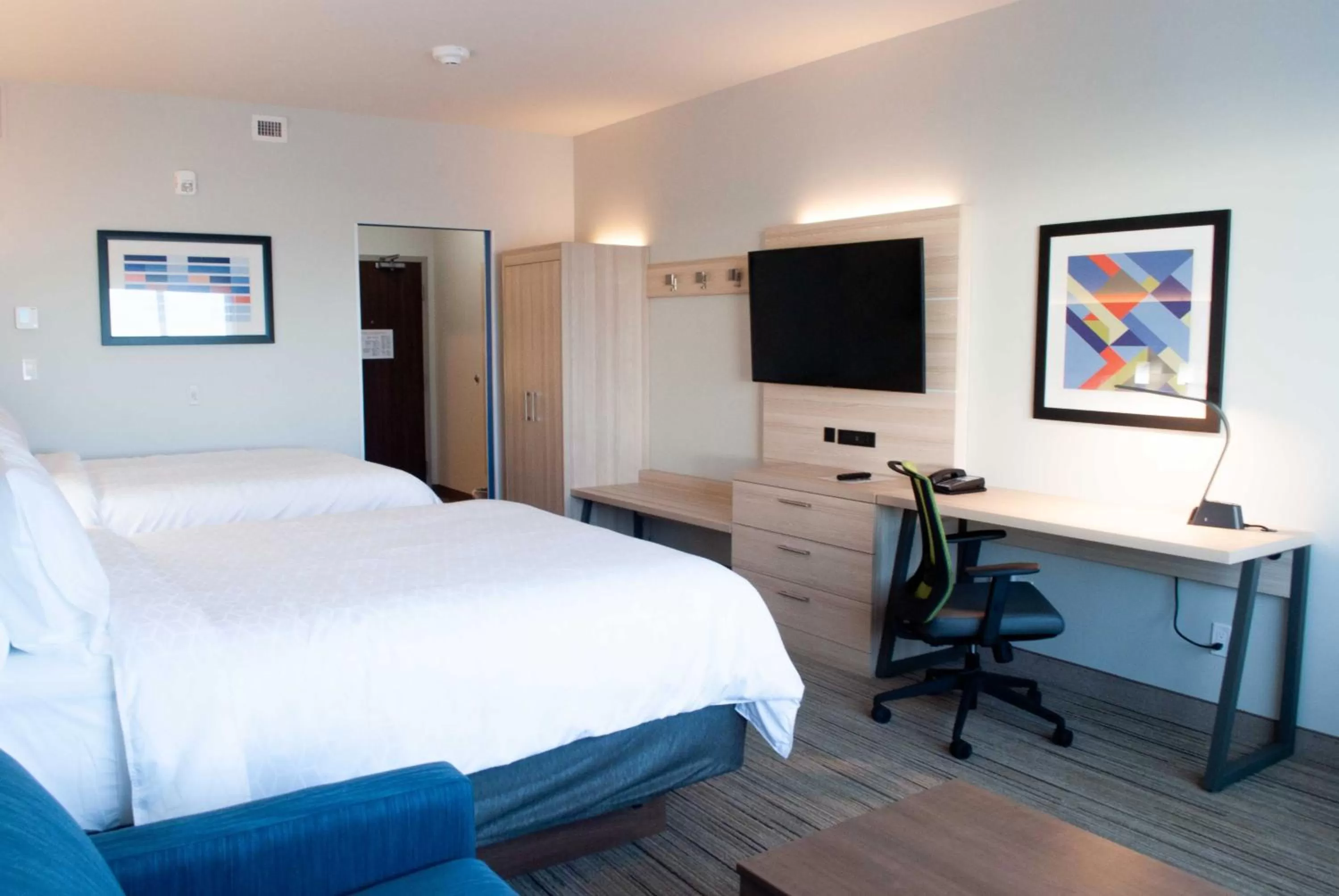 Photo of the whole room, Bed in Holiday Inn Express & Suites Edmonton N - St Albert by IHG