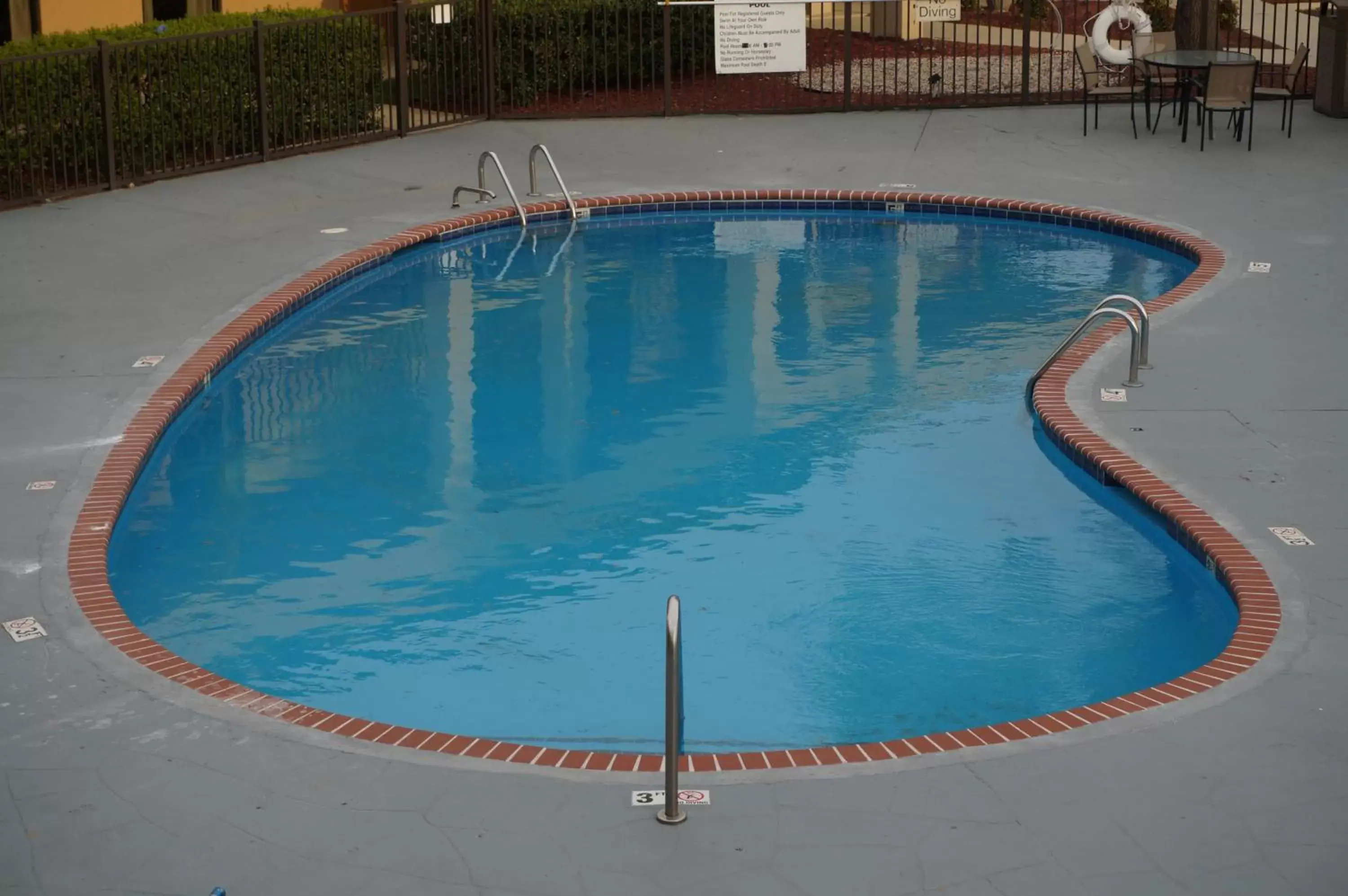 Swimming pool in Howard Johnson by Wyndham Greensboro Near the Coliseum Swimming pool in Howard Johnson by Wyndham Greensboro Near the Coliseum