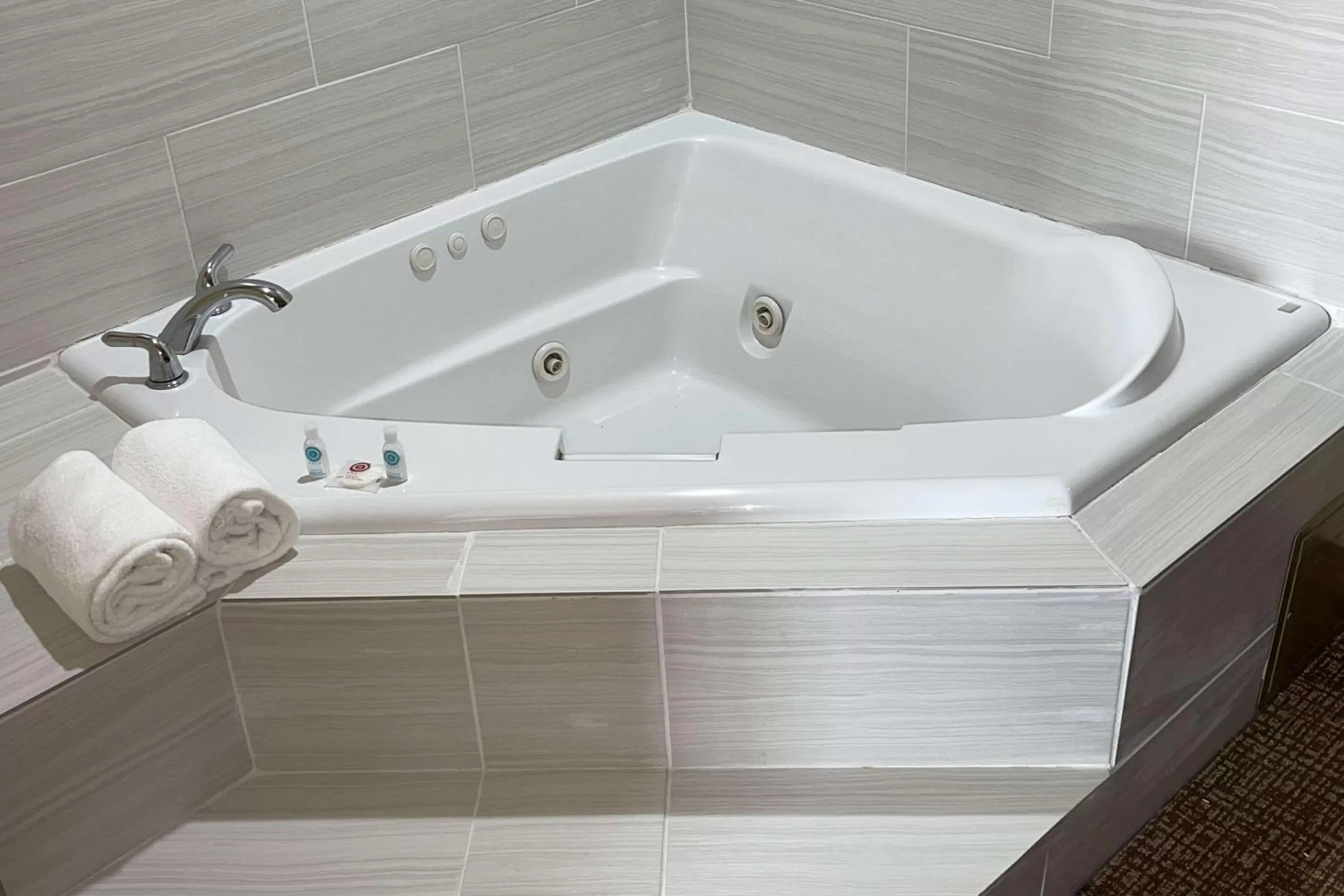 Bedroom in Comfort Suites Near Seaworld