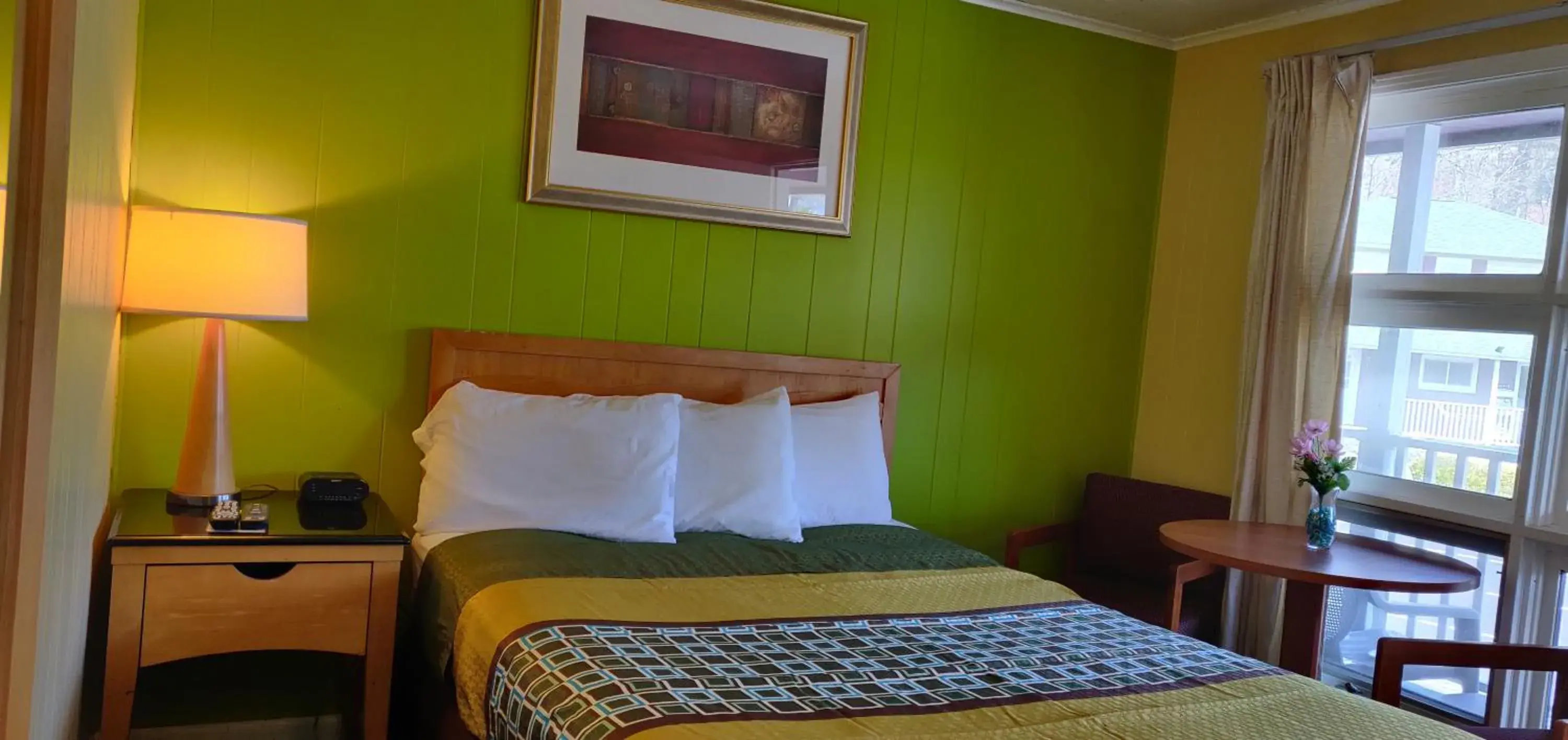 Bed in Pinebrook Motel