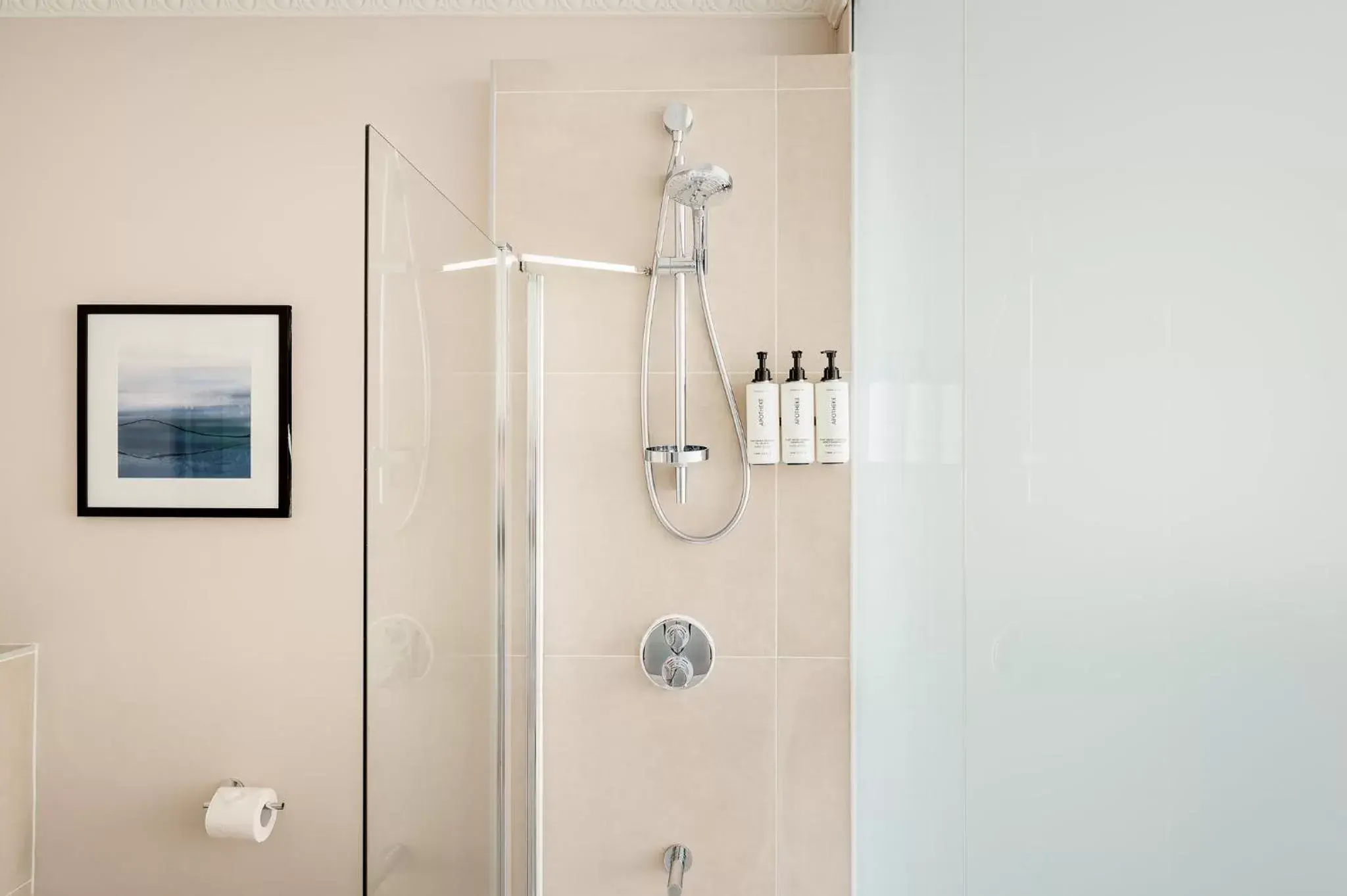 Photo of the whole room, Bathroom in voco Edinburgh - Royal Terrace, an IHG Hotel