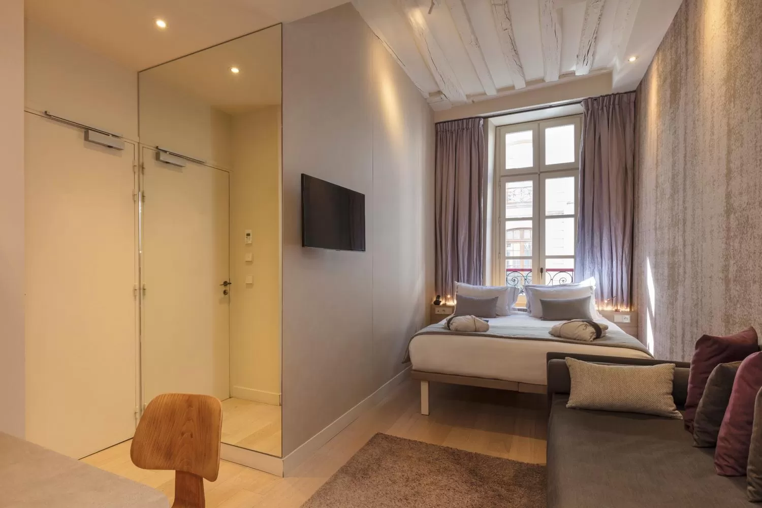 Street view, Bed in Hôtel de Lille - Saint-Germain des Près