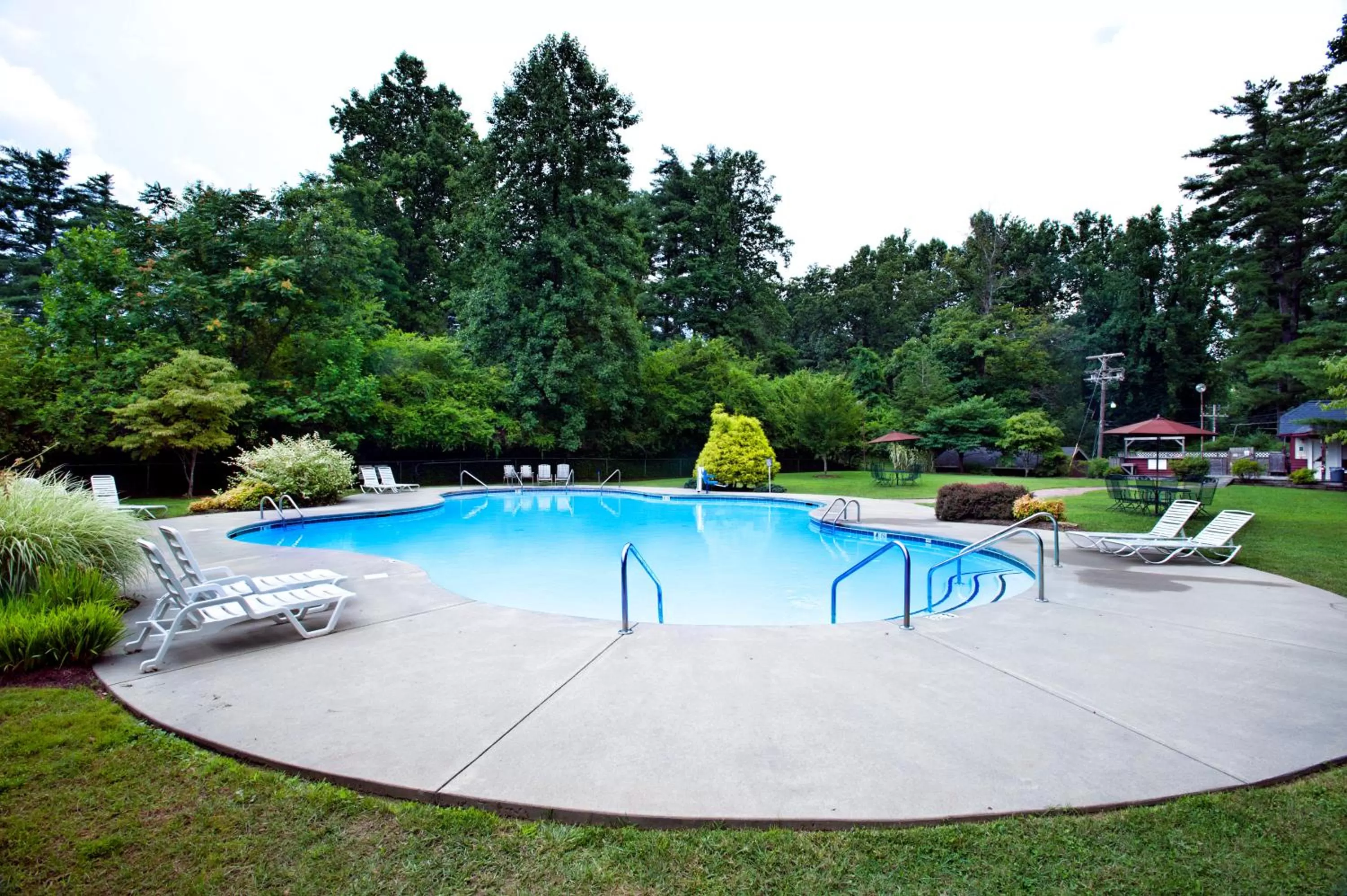Swimming pool in Highland Lake Inn & Resort - Flat Rock