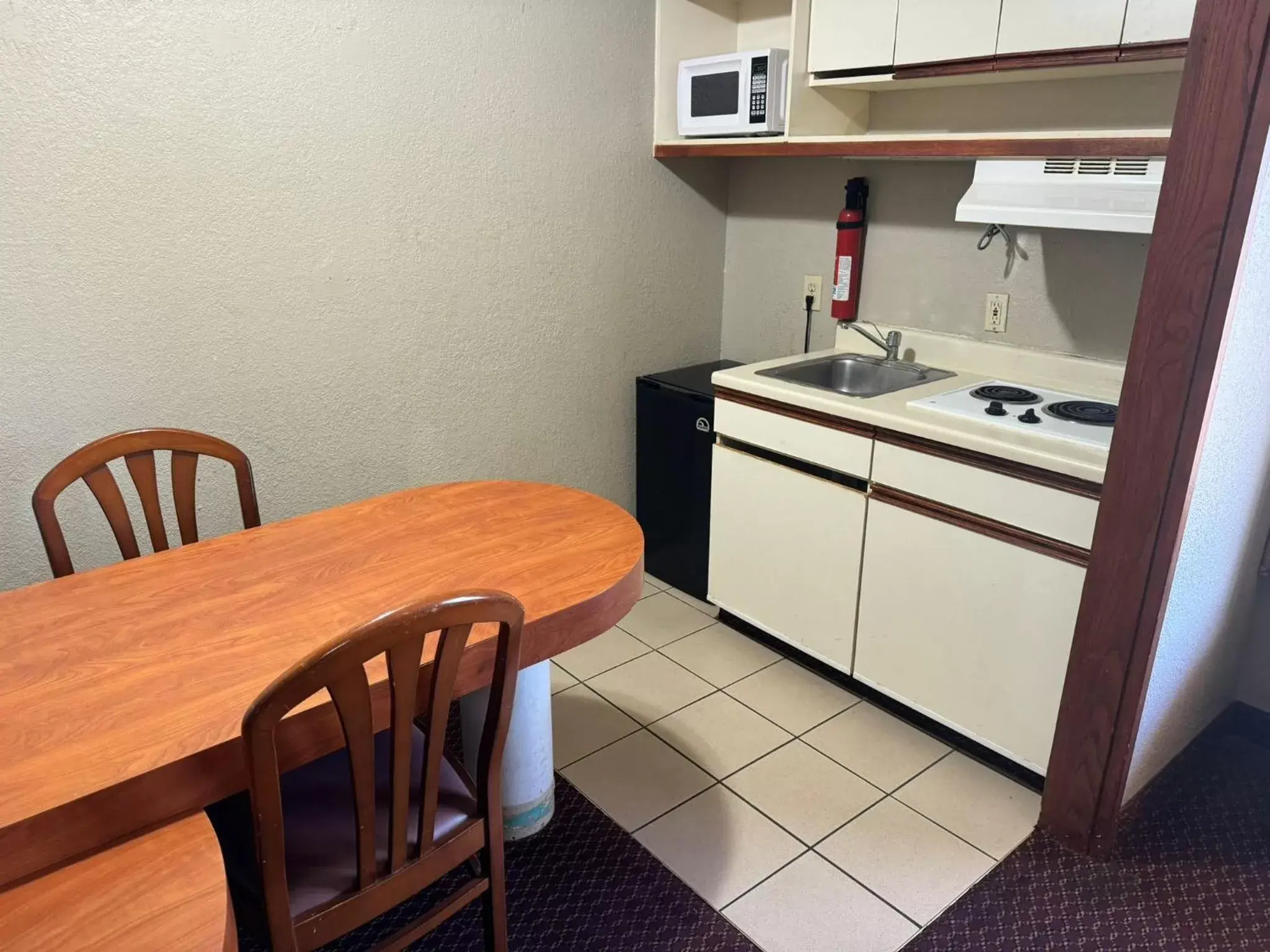 Dining area, Kitchen/Kitchenette in Rodeway Inn & Suites South of Fiesta Park