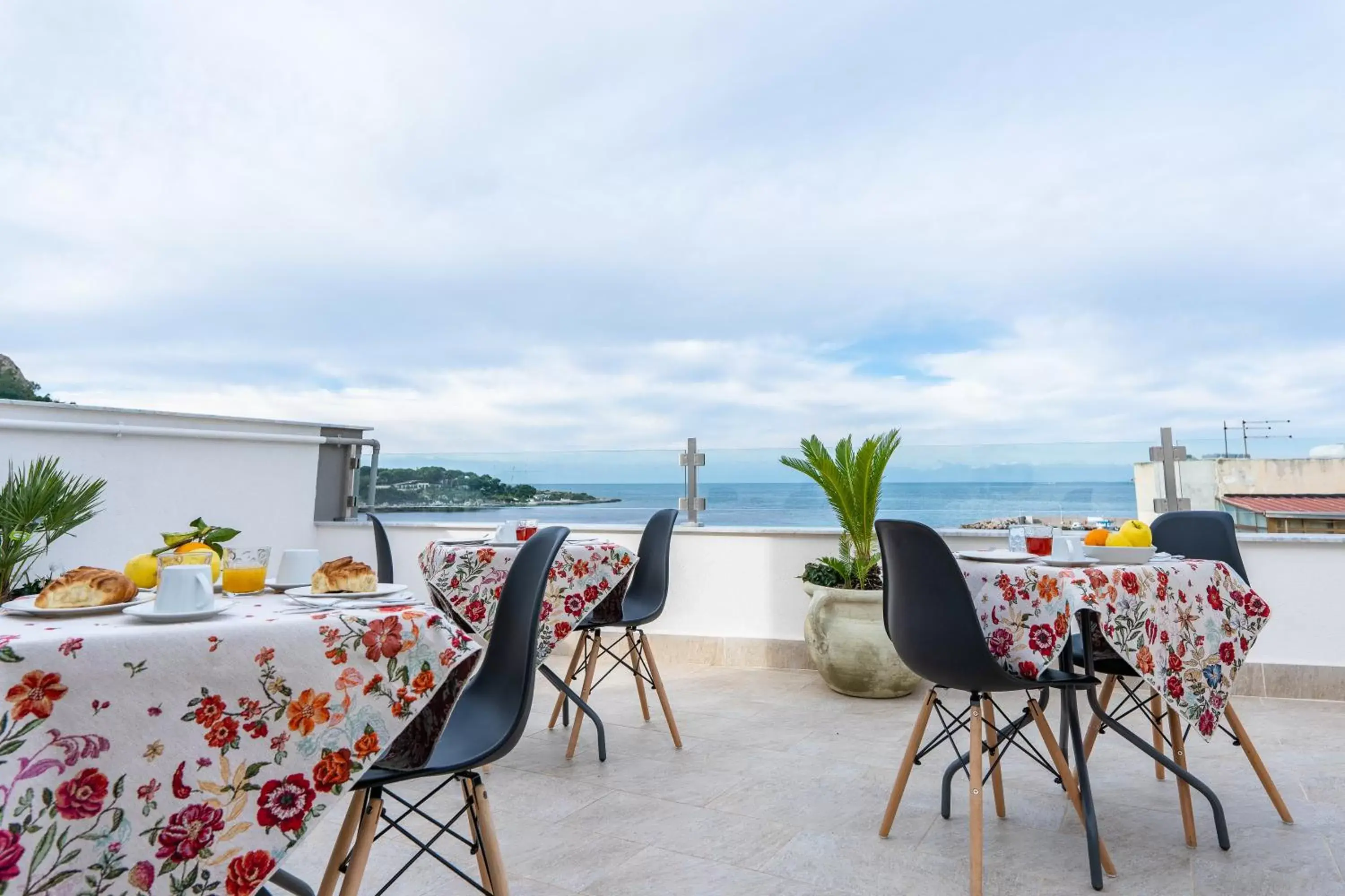 Balcony/Terrace, Restaurant/Places to Eat in B&B Una Terrazza sul Golfo di Sferracavallo