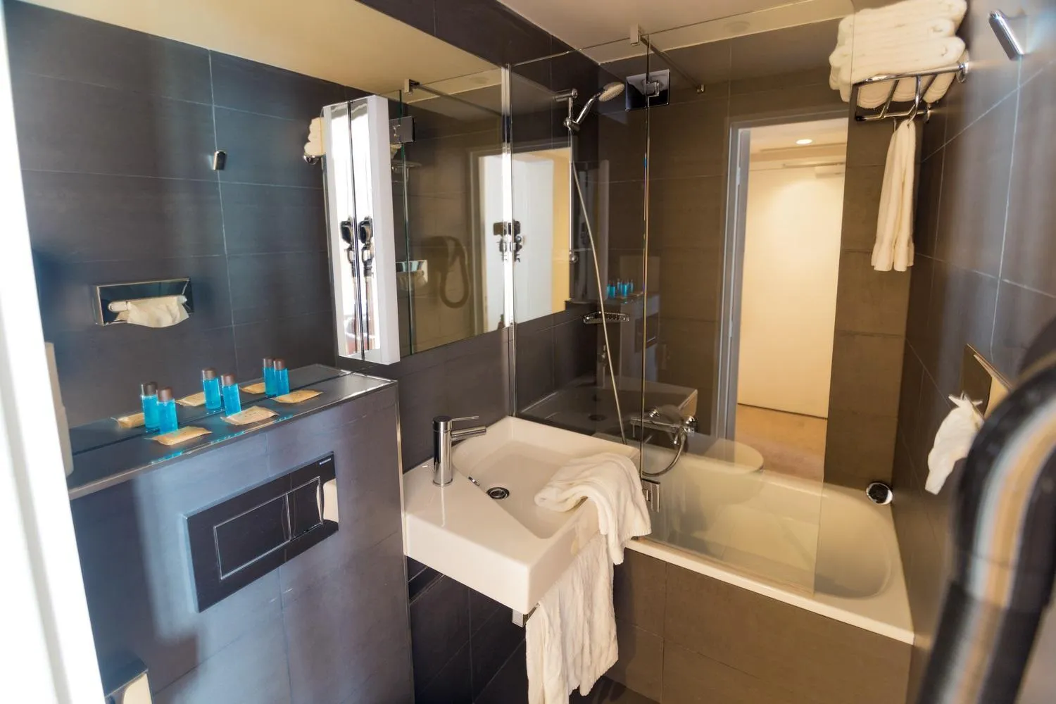 Bathroom in Hôtel Charing Cross