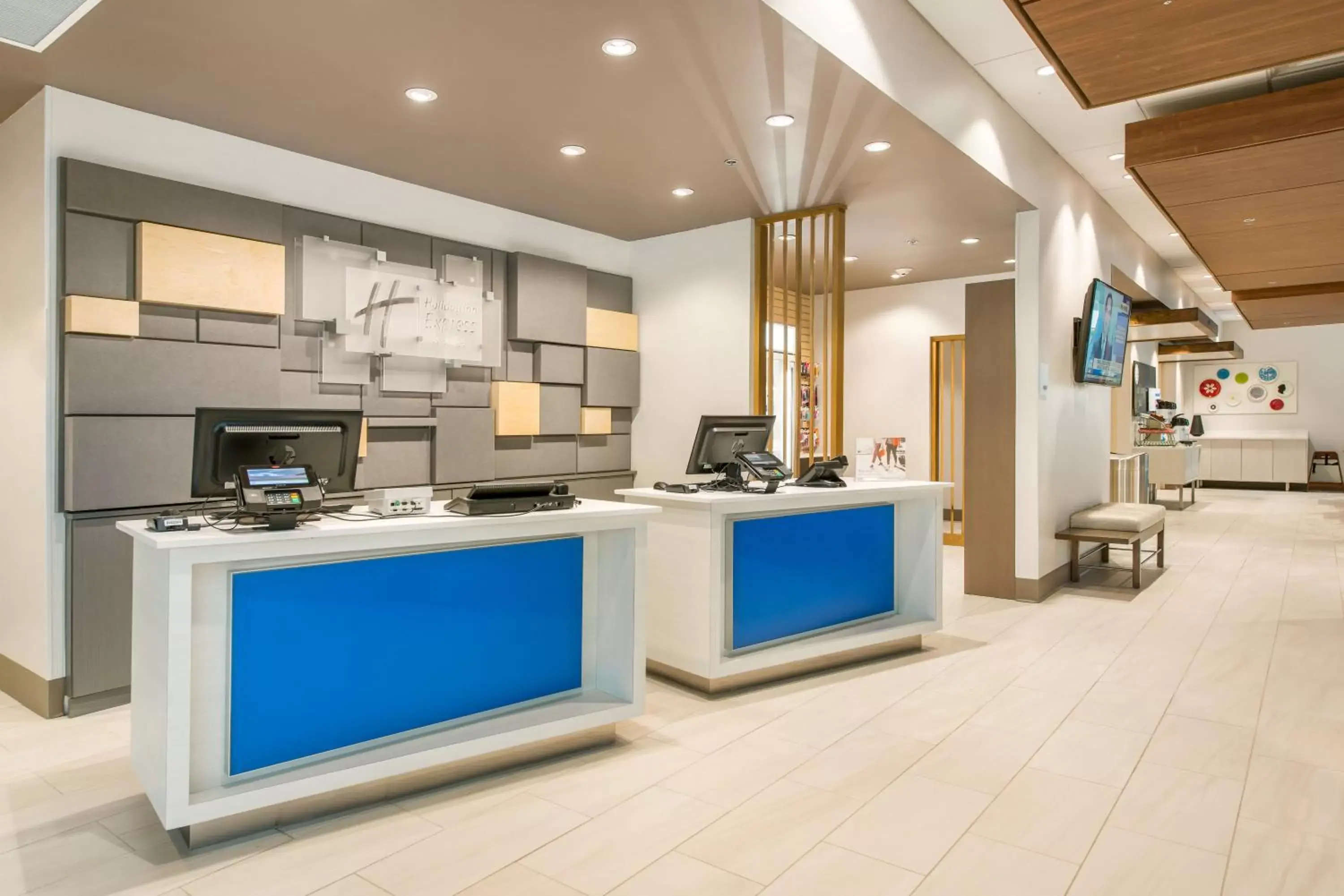 Lobby or reception, Kitchen/Kitchenette in Holiday Inn Express & Suites - Carrollton West, an IHG Hotel