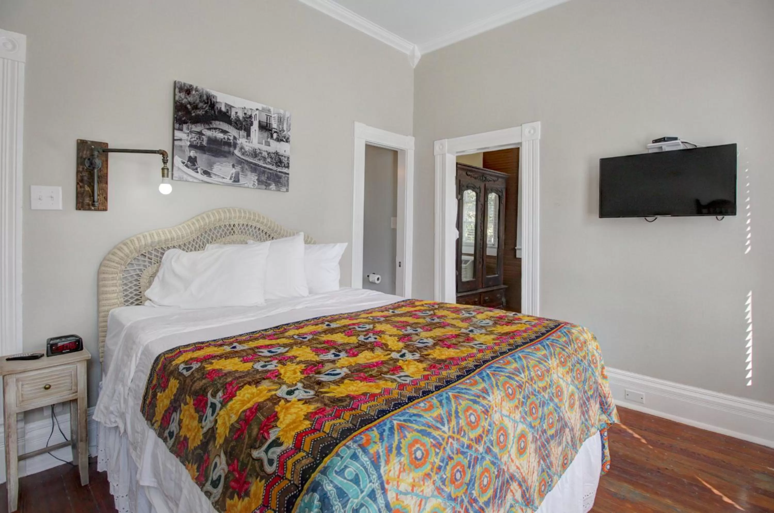 Shower, Bed in Inn on the Riverwalk