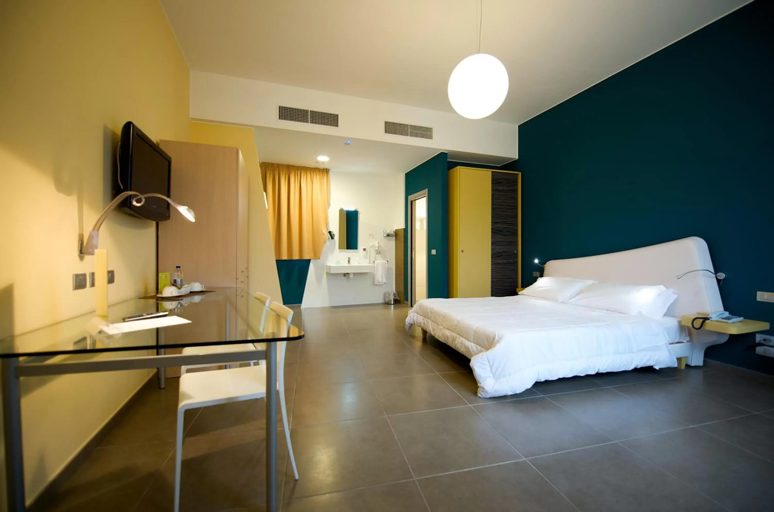 Photo of the whole room in ibis Styles Catania Acireale