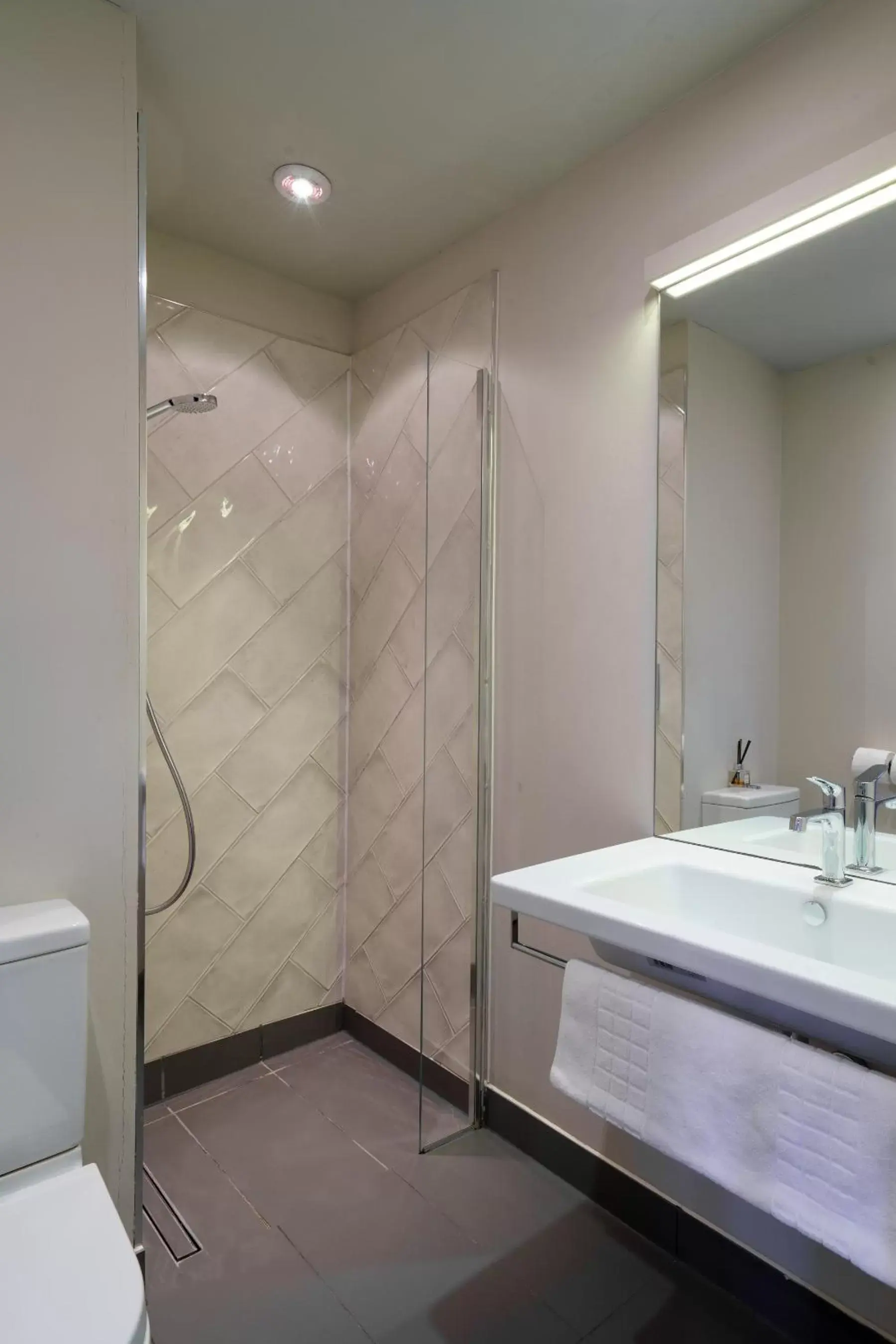 Shower, Bathroom in The Castle Inn