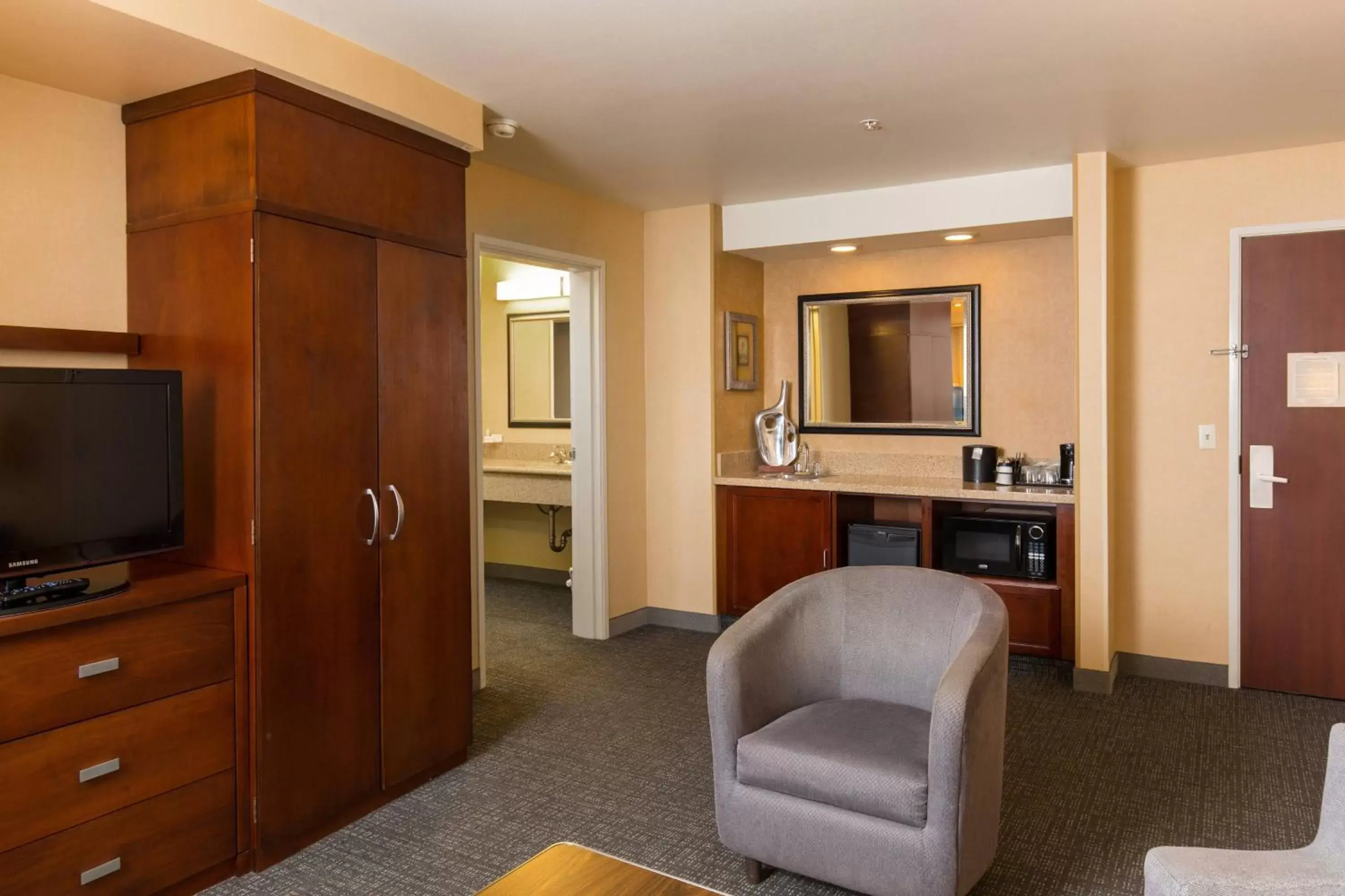 Photo of the whole room, TV/Entertainment Center in Courtyard by Marriott Rancho Cucamonga