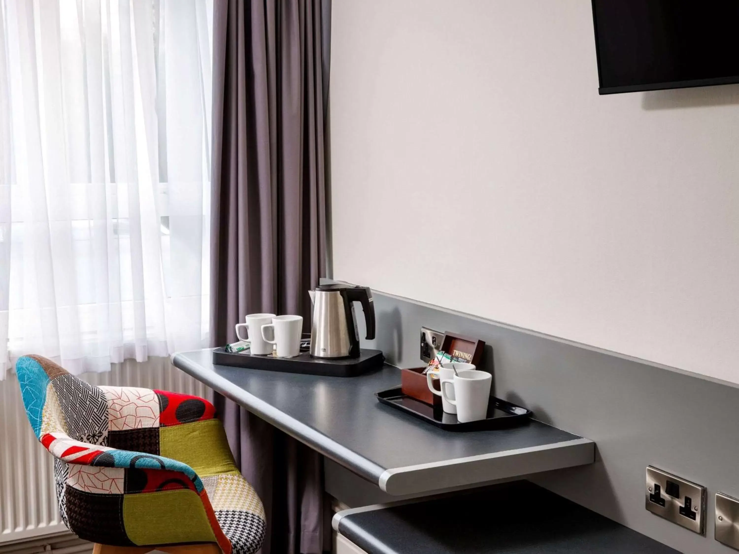 Bedroom, TV/Entertainment Center in Mercure Chester Abbots Well Hotel