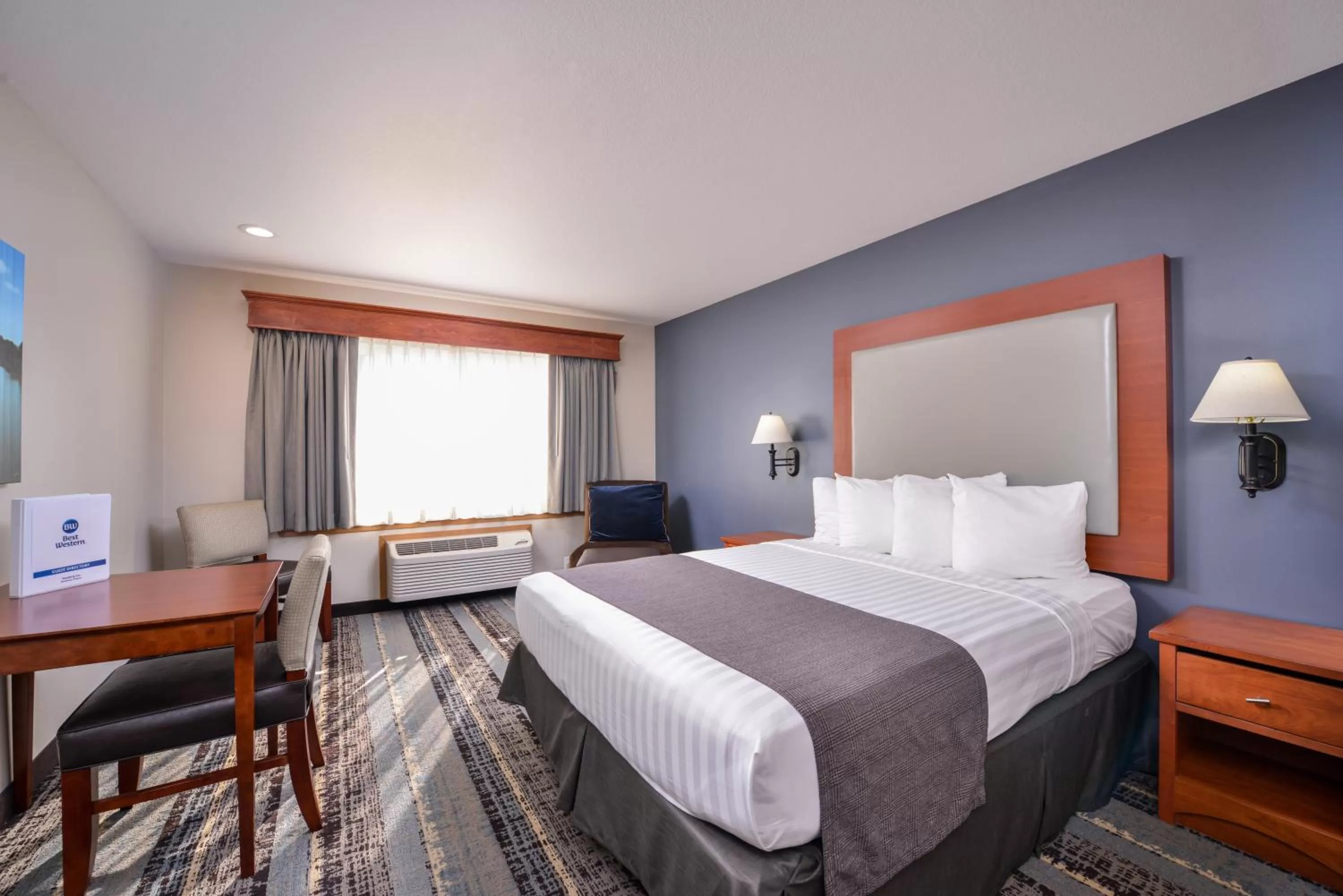 Photo of the whole room, Bed in Best Western Newberg Inn