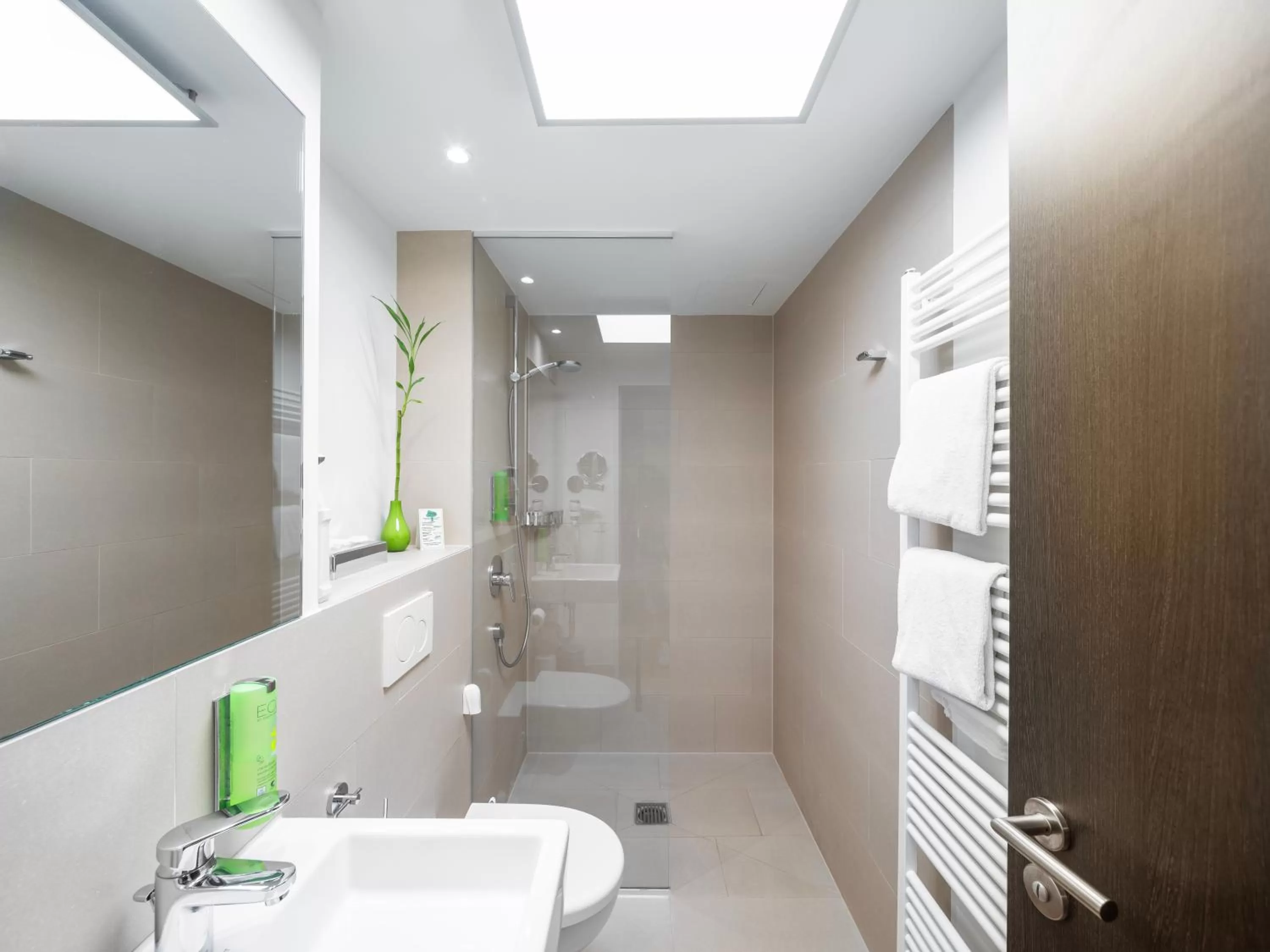 Shower in sevenDays Hotel BoardingHouse