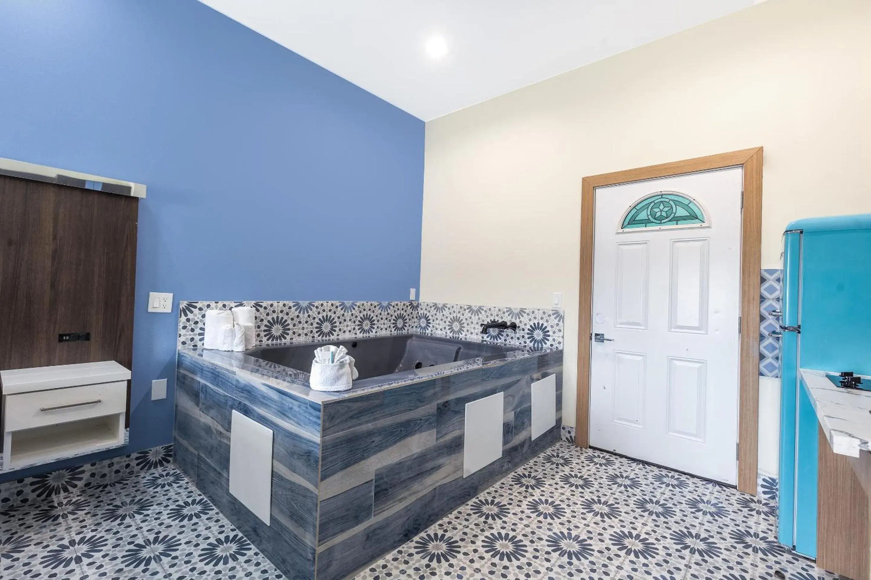 Hot Tub, Bathroom in La Vyoma Villas, Westpark Hwy 6