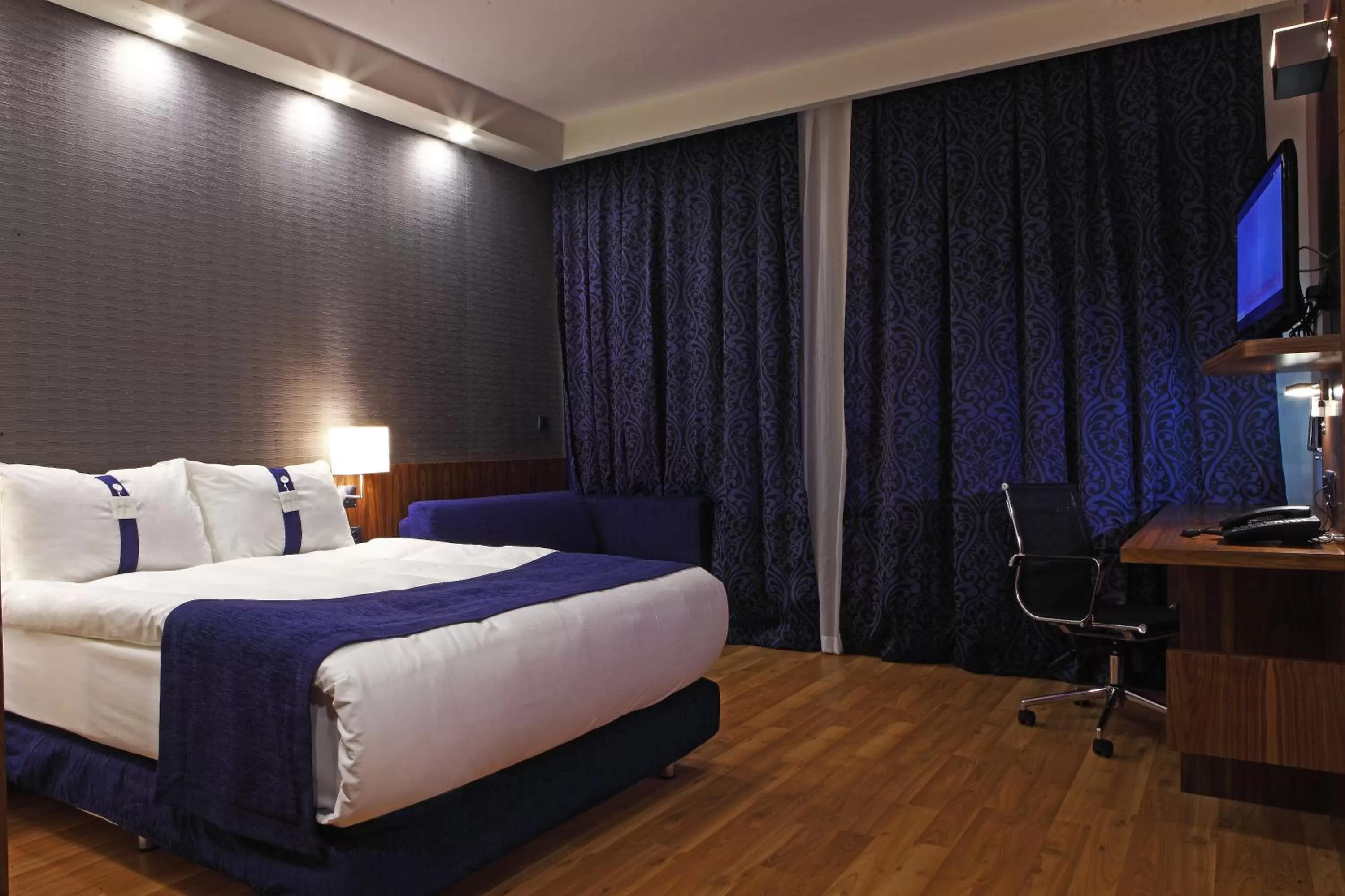 Photo of the whole room, Bed in Holiday Inn Express Manisa-West by IHG