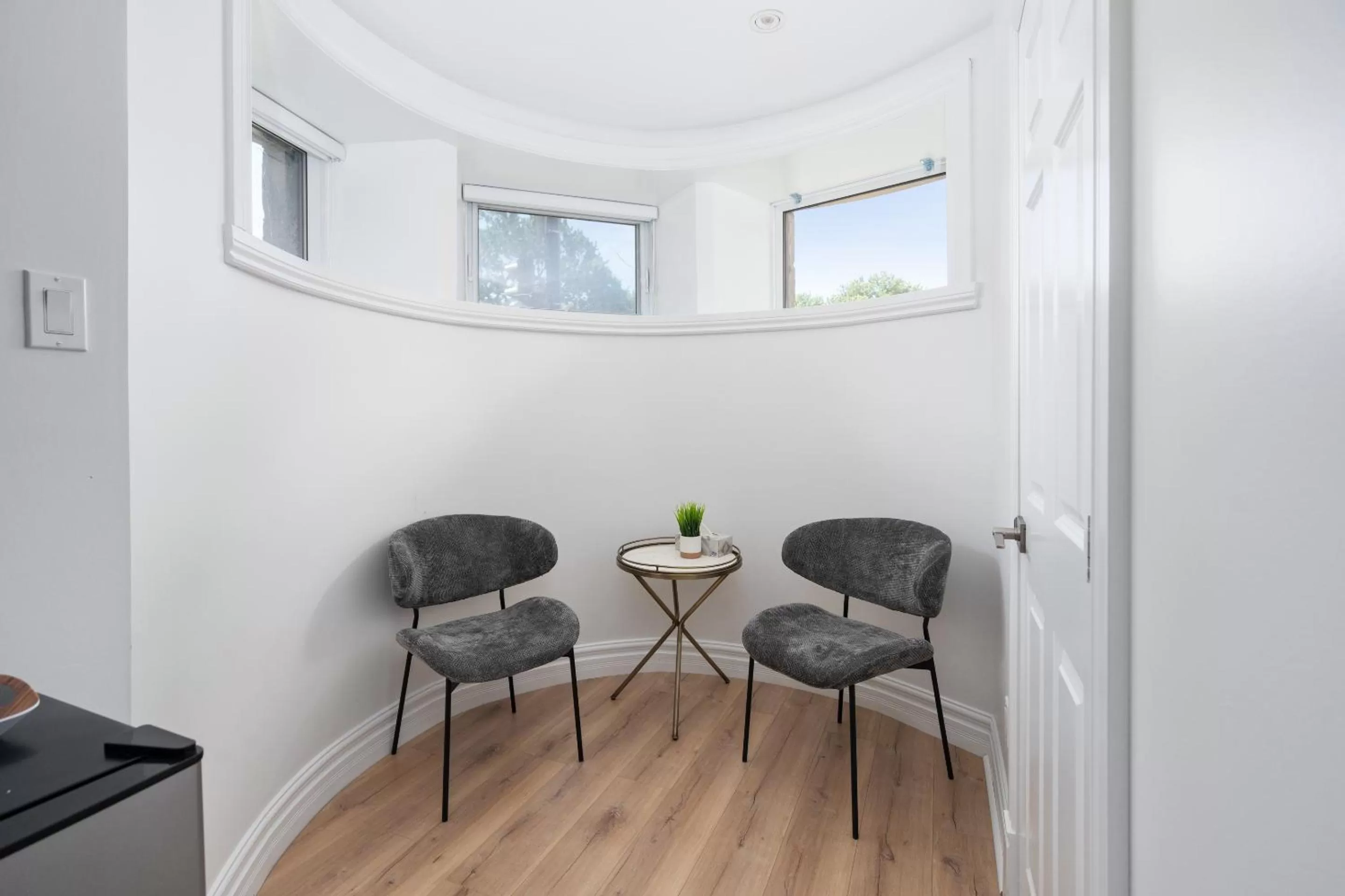 Seating Area in Le Penfield Par Nomade MTL