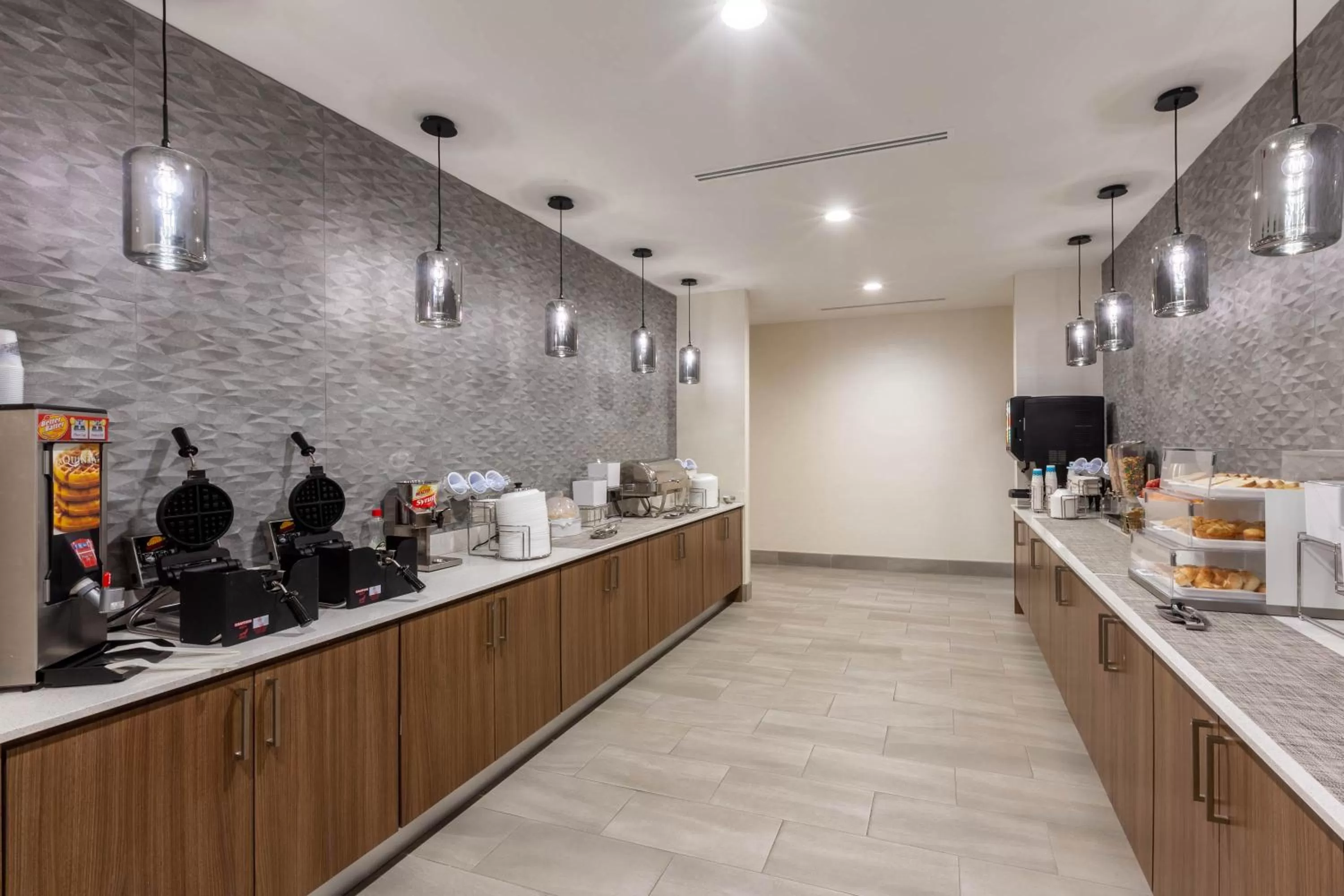 Breakfast in La Quinta Inn & Suites by Wyndham Lafayette Oil Center