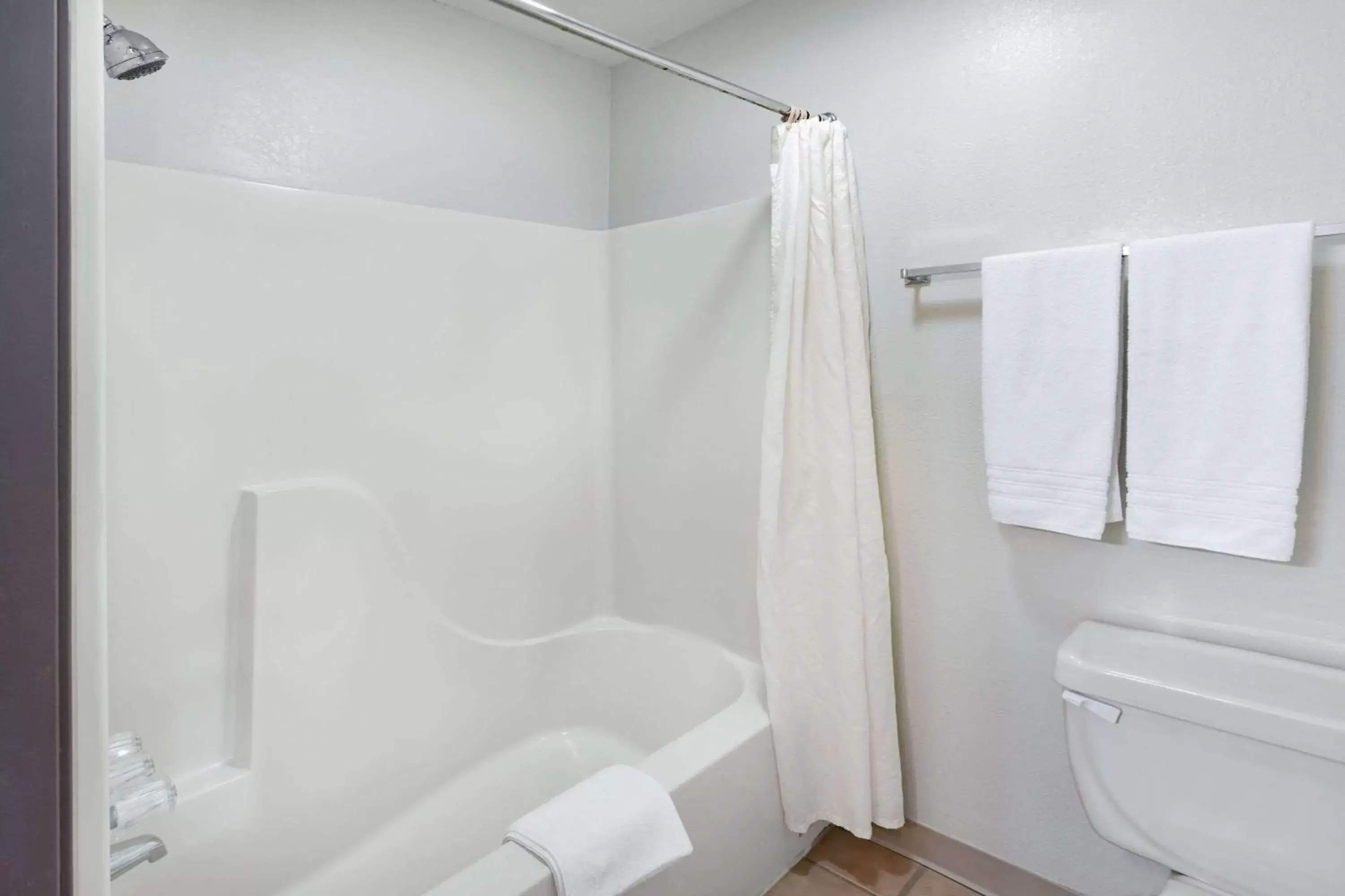 TV and multimedia, Bathroom in Super 8 by Wyndham Kinder/Coushatta near Casino