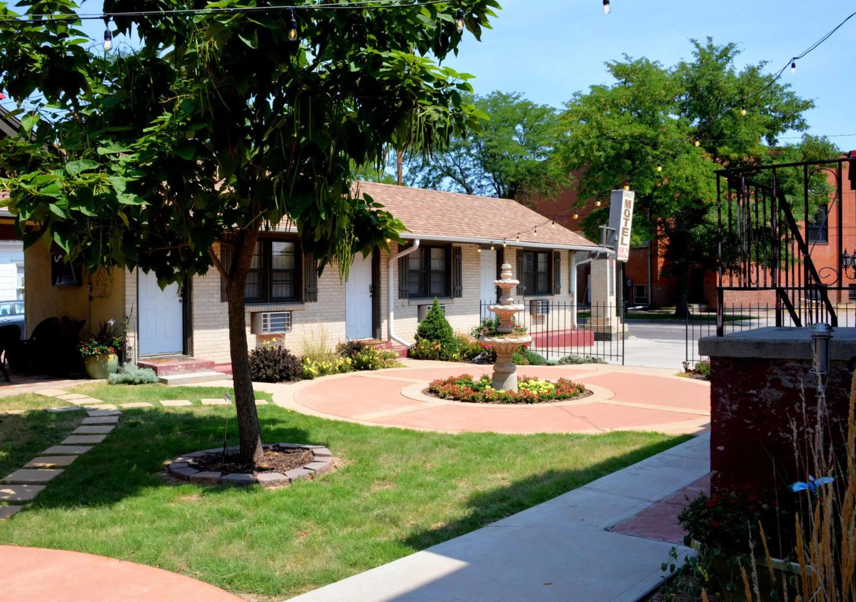 Garden, Property Building in The Crest Motel