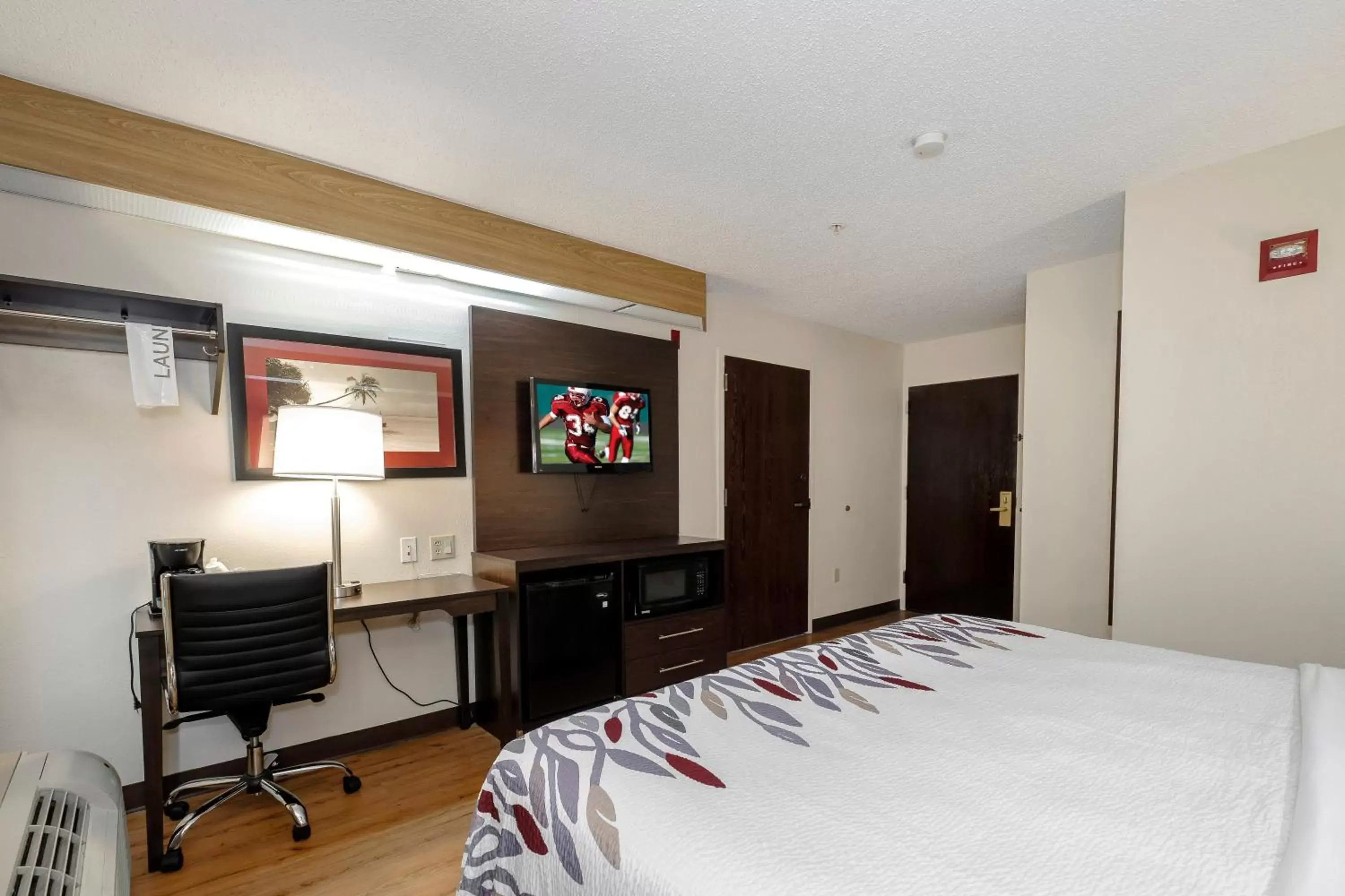 Photo of the whole room, Bed in Red Roof Inn Pensacola Fairgrounds Photo of the whole room, Bed in Red Roof Inn Pensacola Fairgrounds