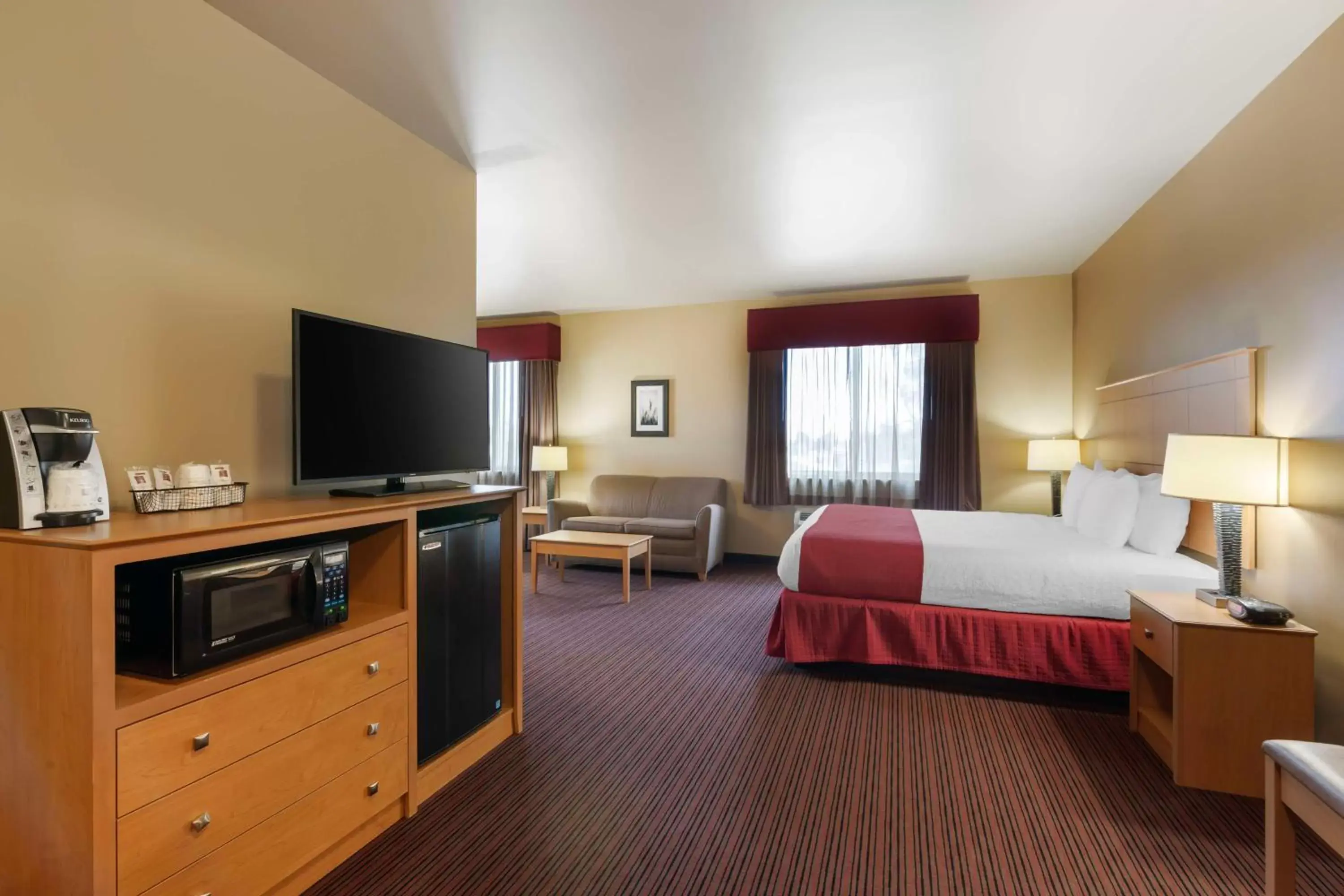 Bedroom, TV/Entertainment Center in Best Western Golden Prairie Inn and Suites