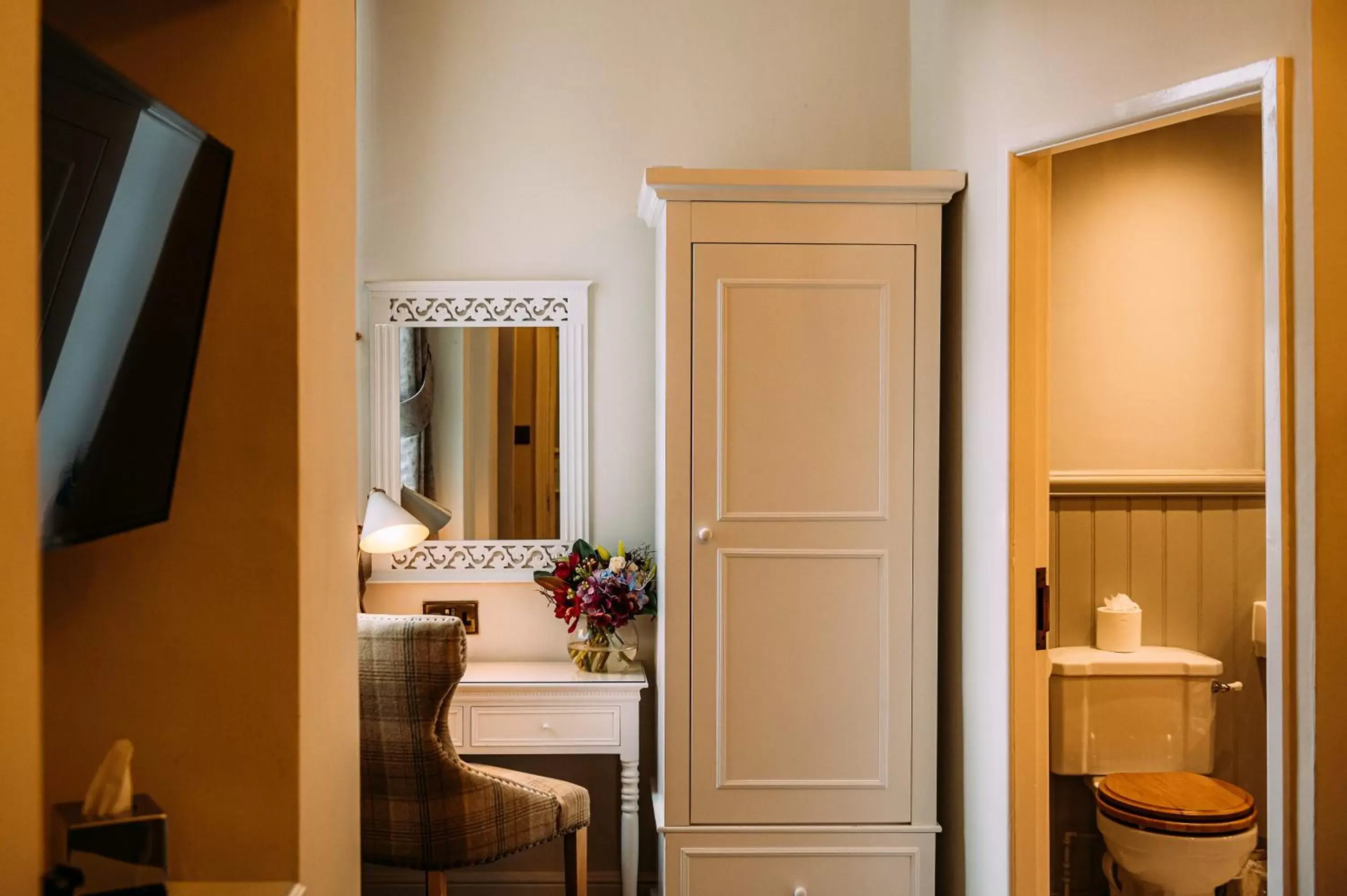 Bathroom, TV/Entertainment Center in The Queens Hotel