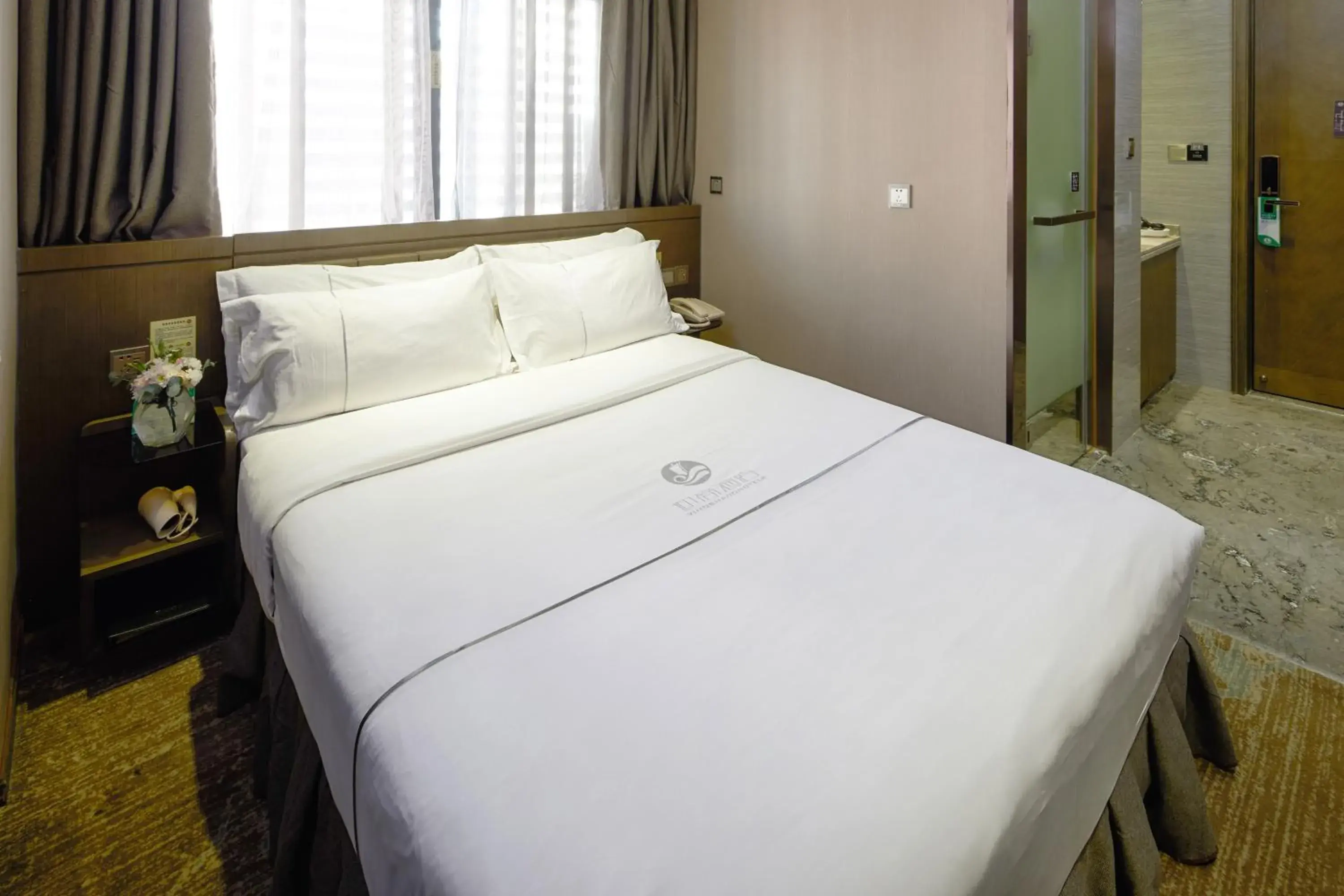Bed in INSAIL Hotel (Shenzhen Dongmen Branch)