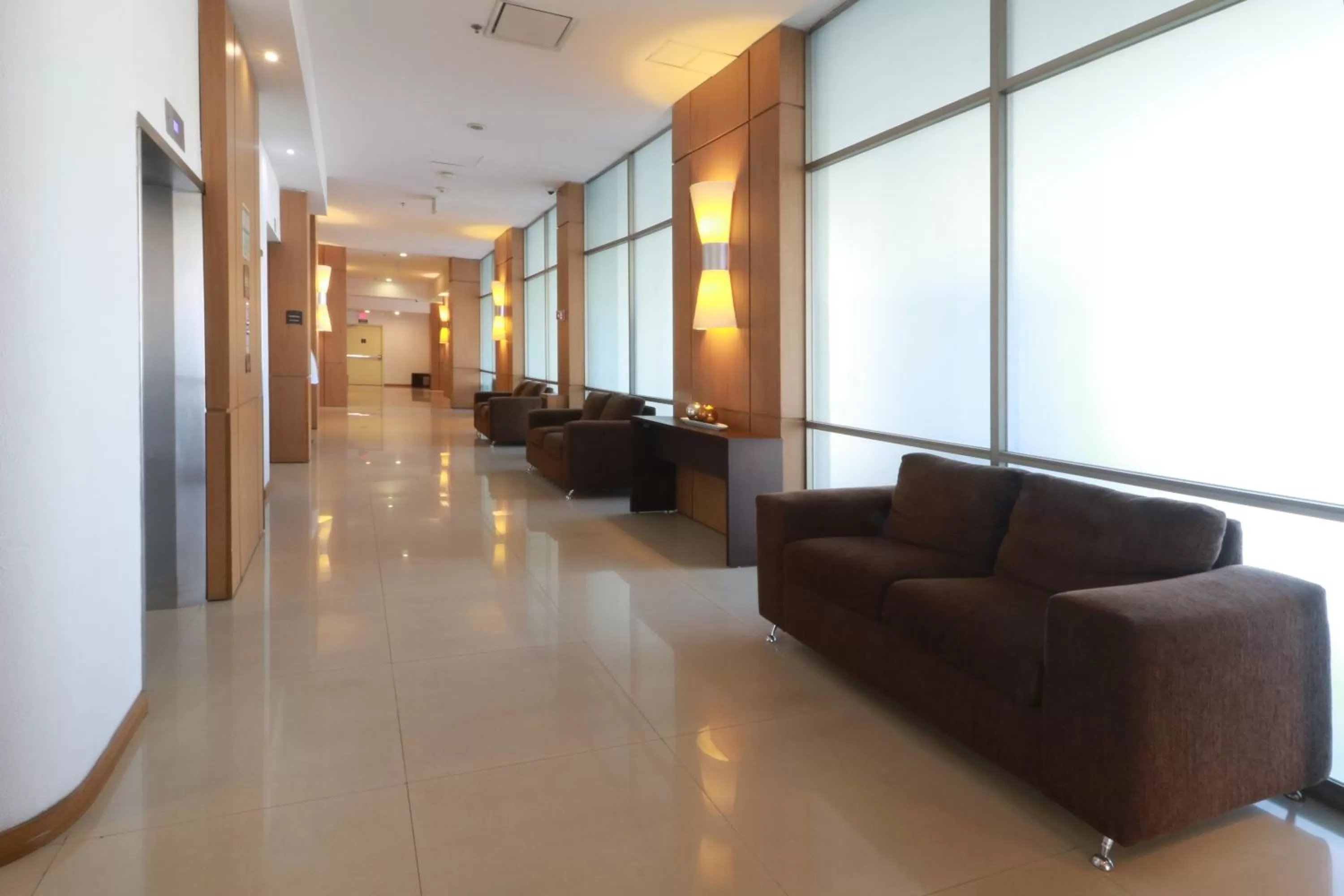 Lobby or reception in Staybridge Suites Guadalajara Expo by IHG