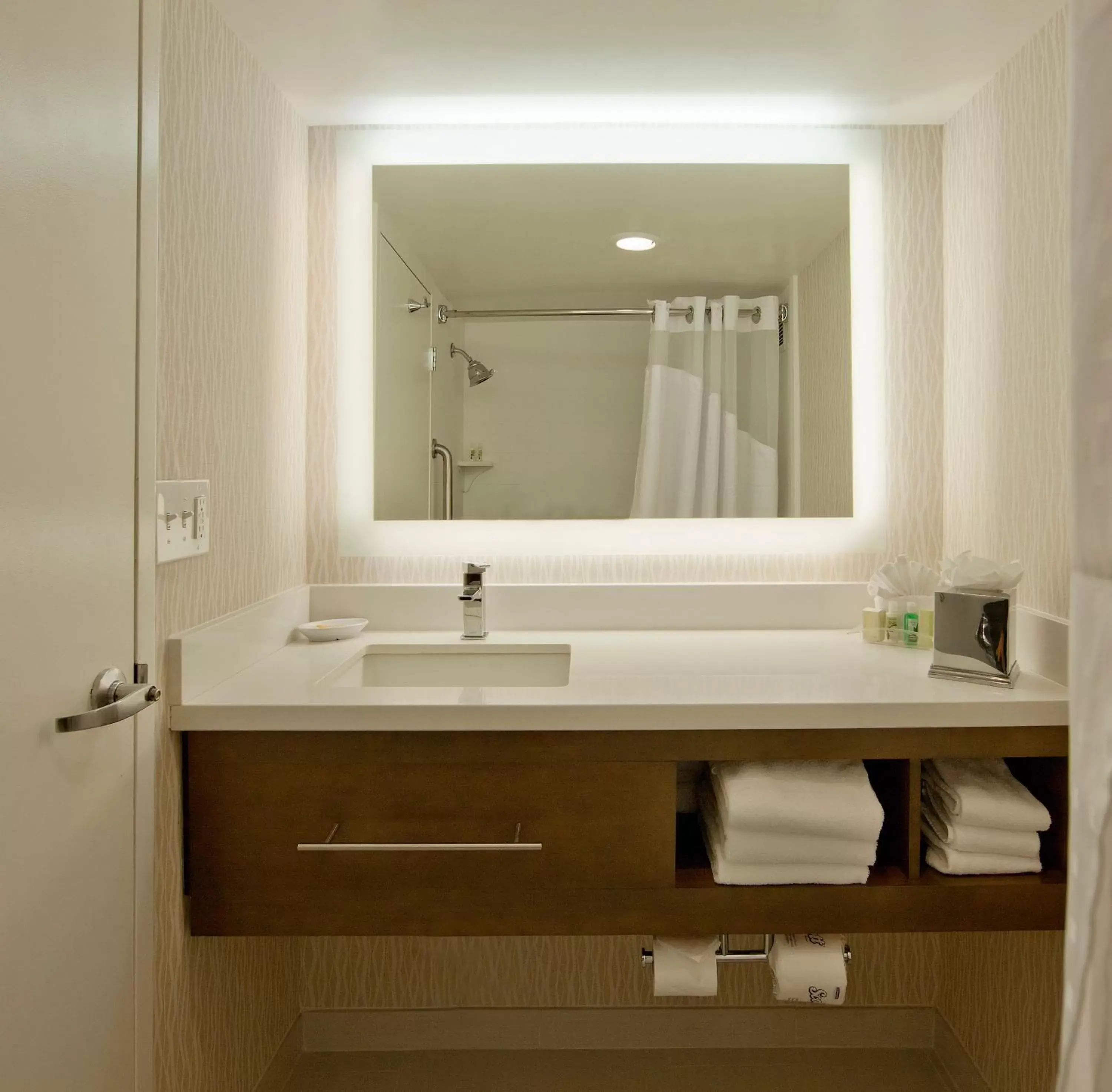 Photo of the whole room, Bathroom in Holiday Inn Washington-Central/White House, an IHG Hotel