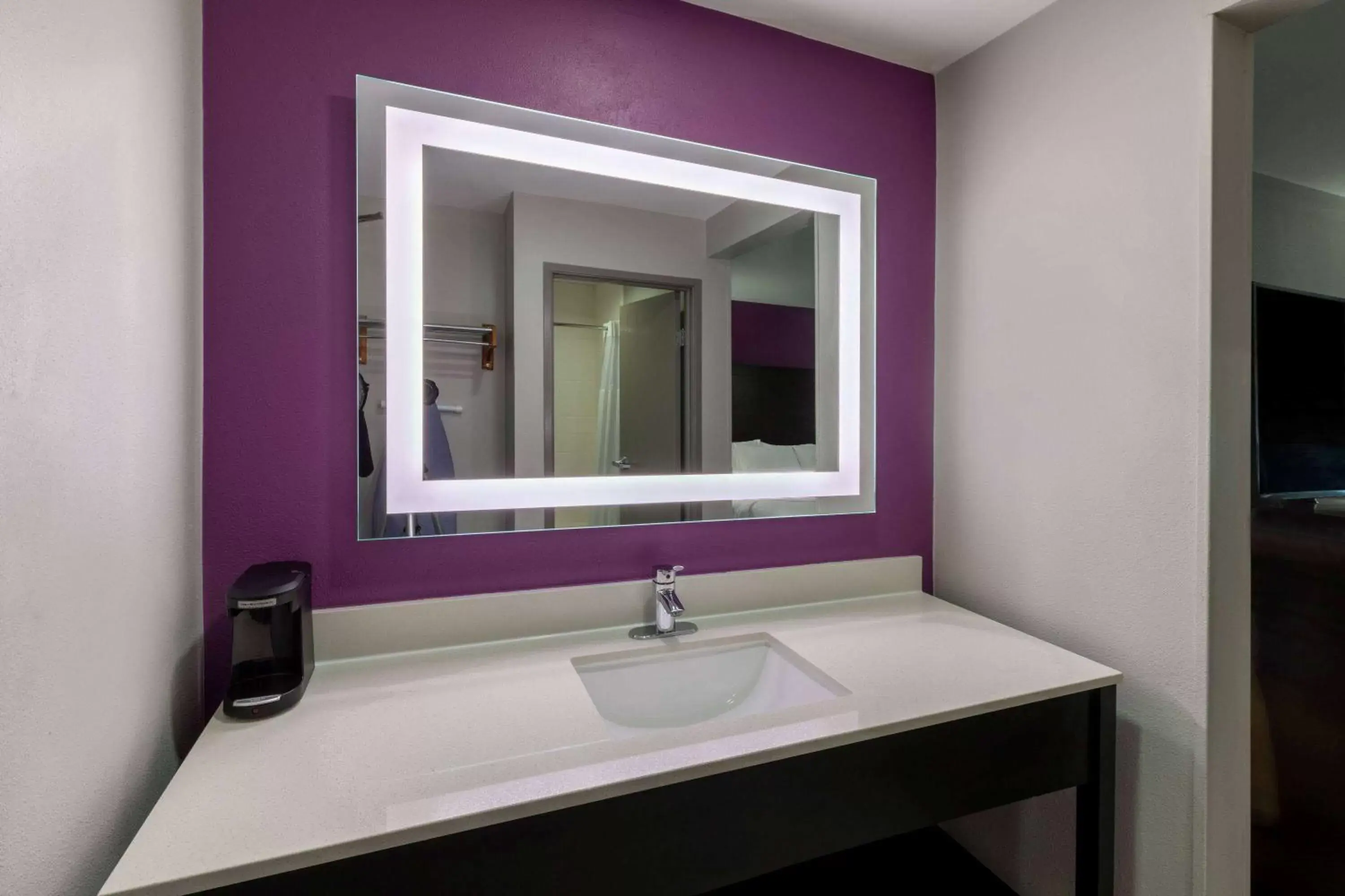 Bathroom in La Quinta by Wyndham Houston NW Brookhollow